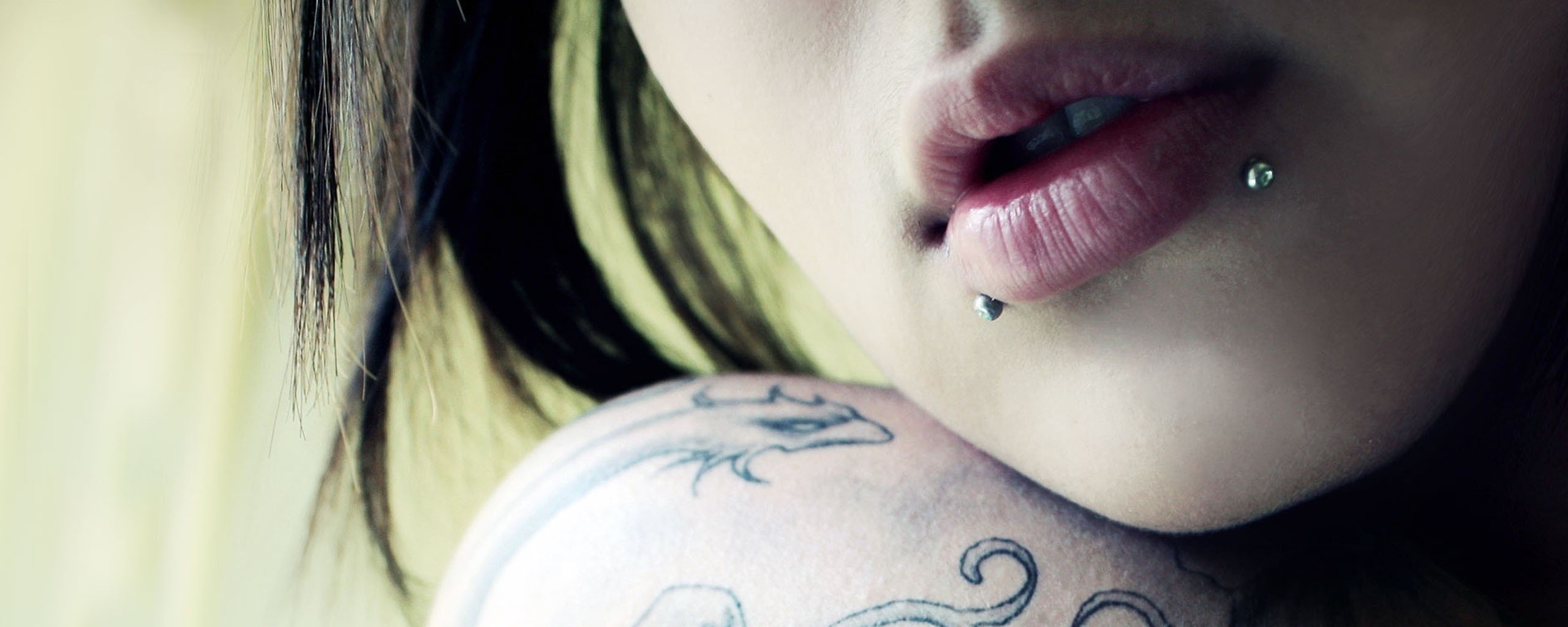 Плечо с татуировкой обои