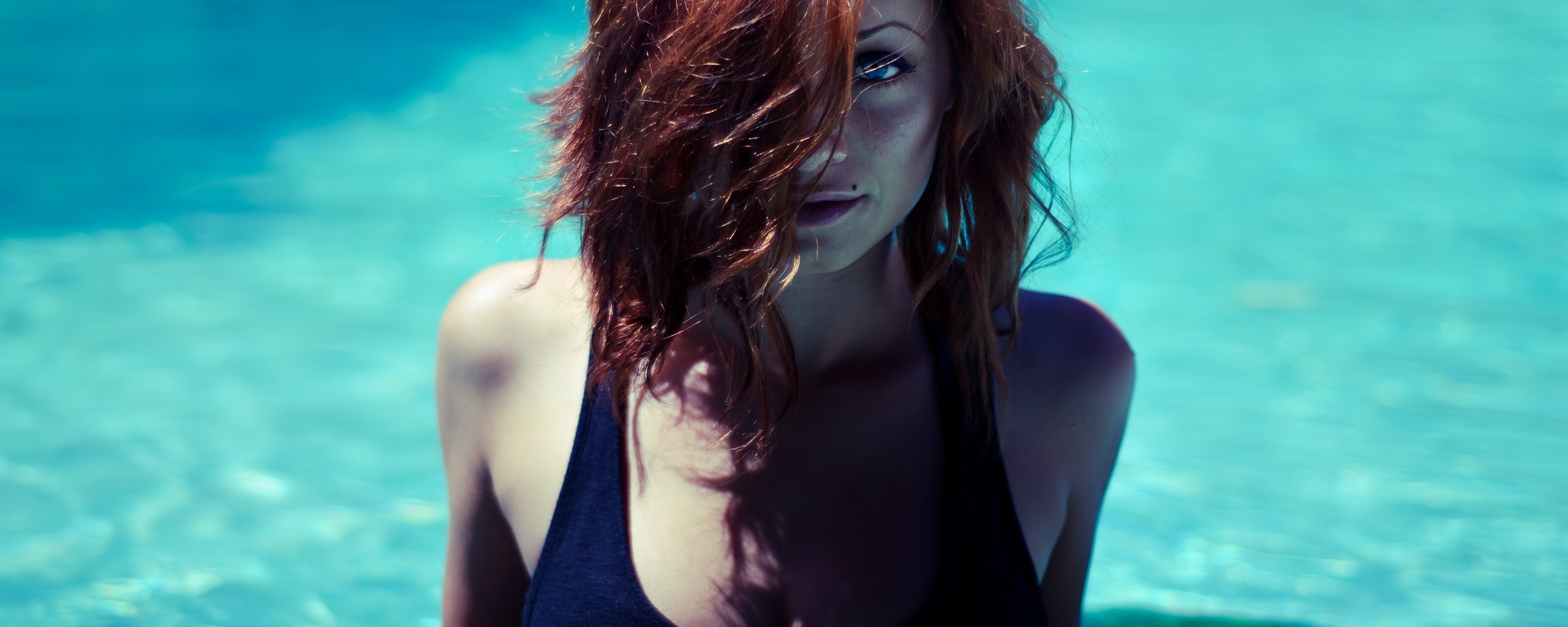 Девушка рядом с бассейном обои