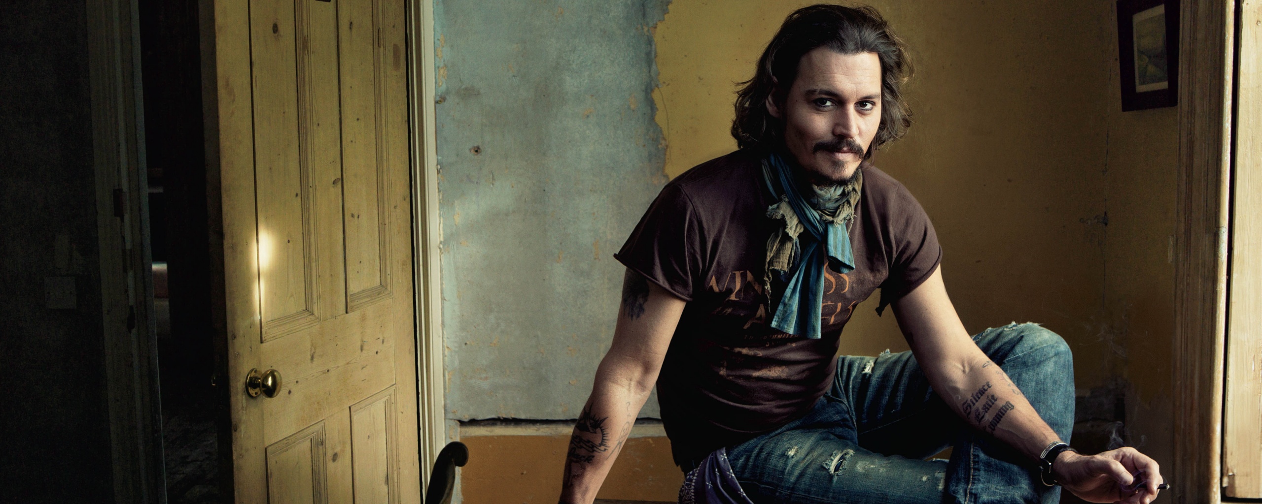 Джонни Депп на столе обои