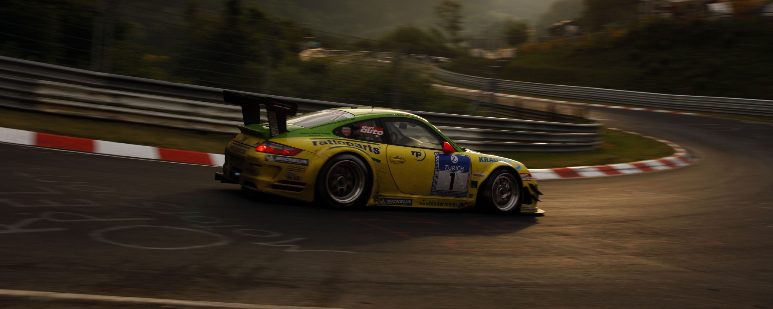 Гоночный Порше на треке обои