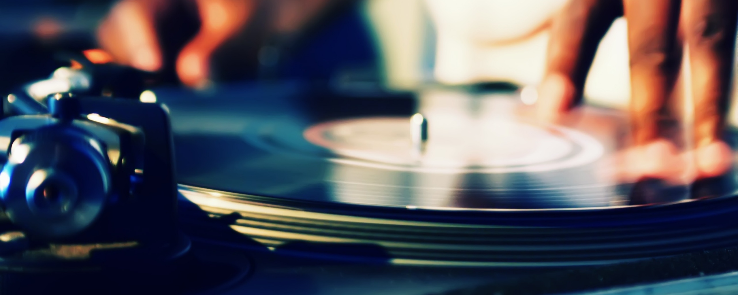 Винил на диджейском пульте обои