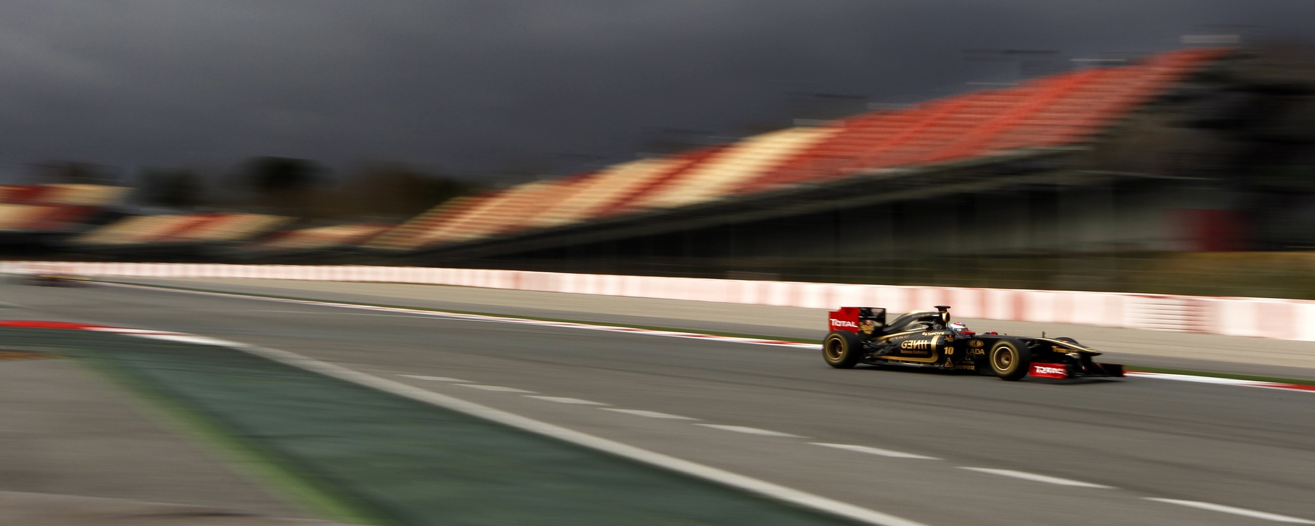 Болид на треке обои