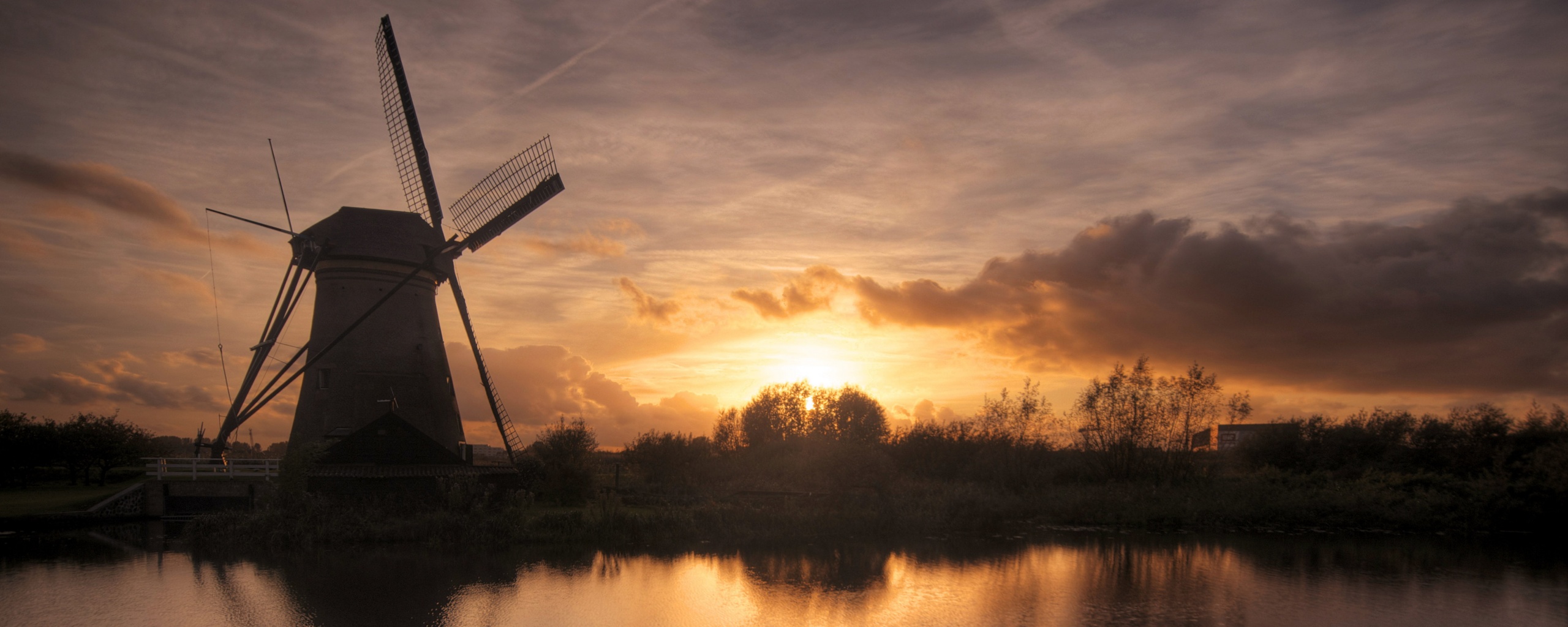 Мельница на озере обои