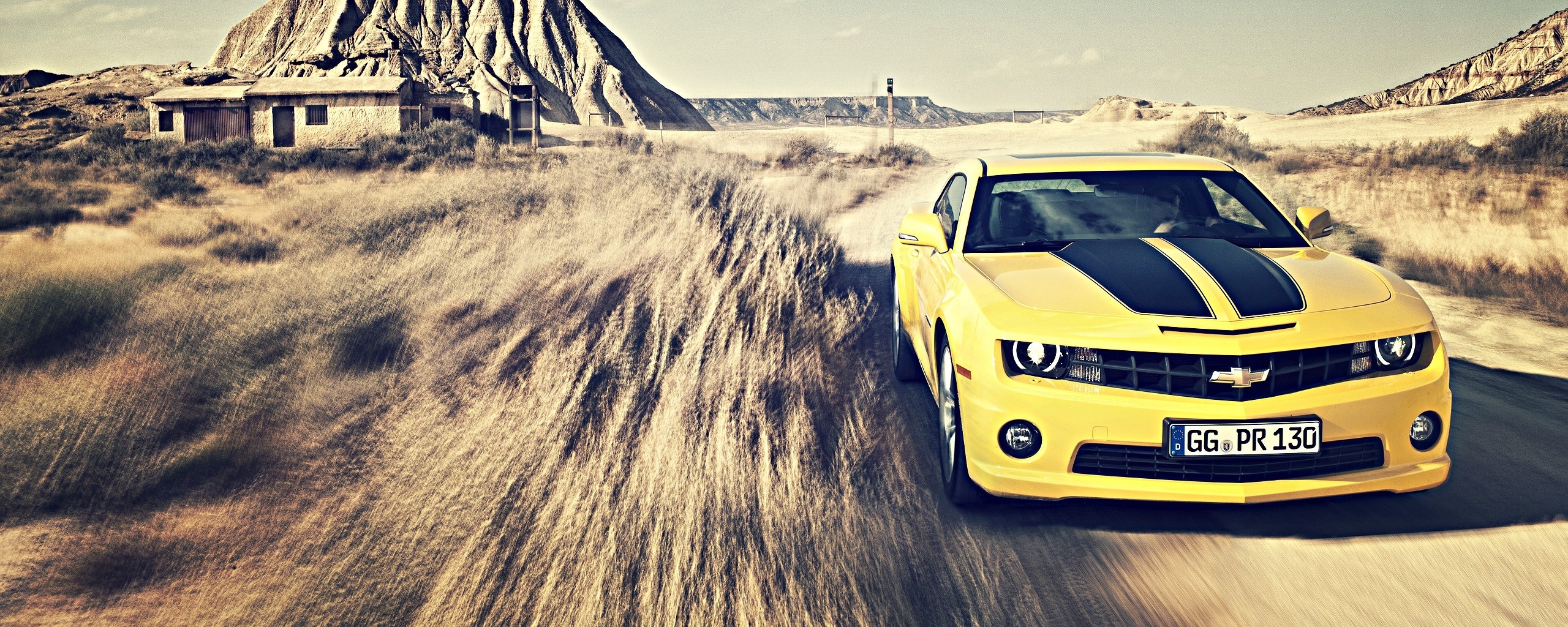 Камаро на пустынной дороге обои