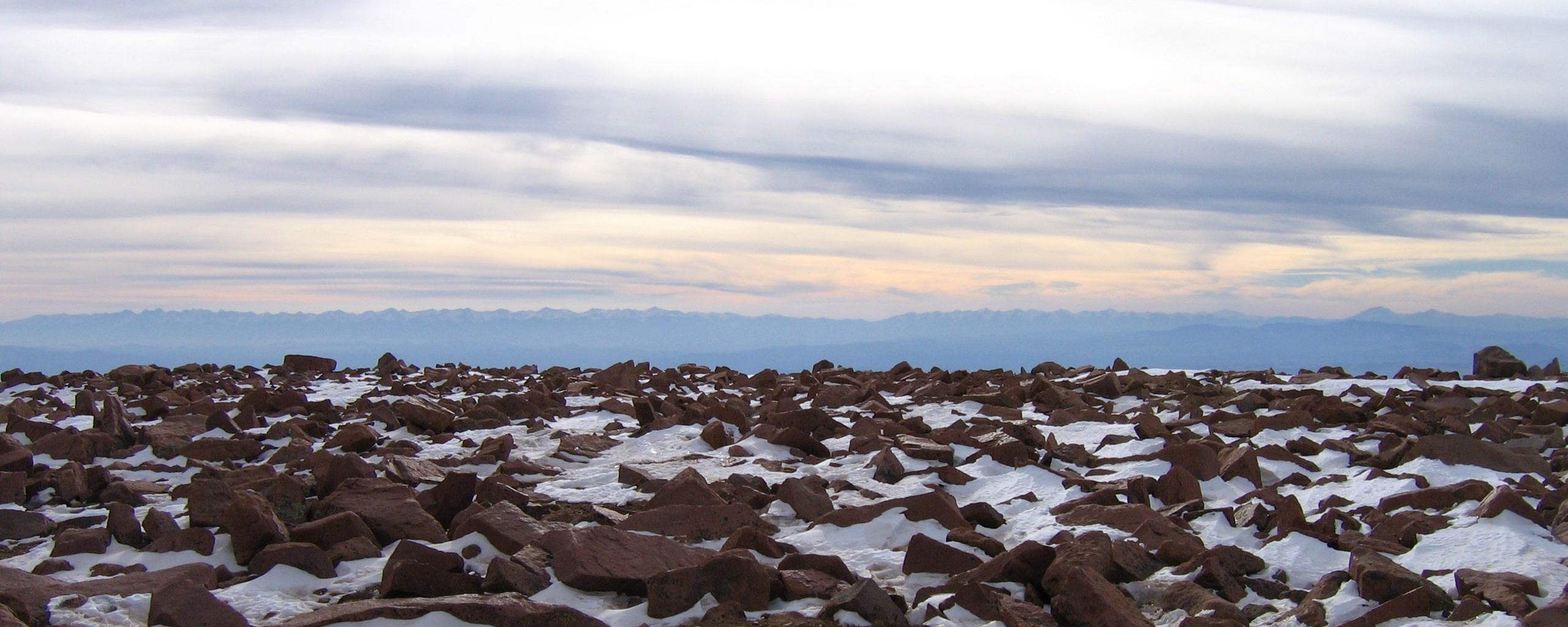 Заснеженная каменистая равнина обои