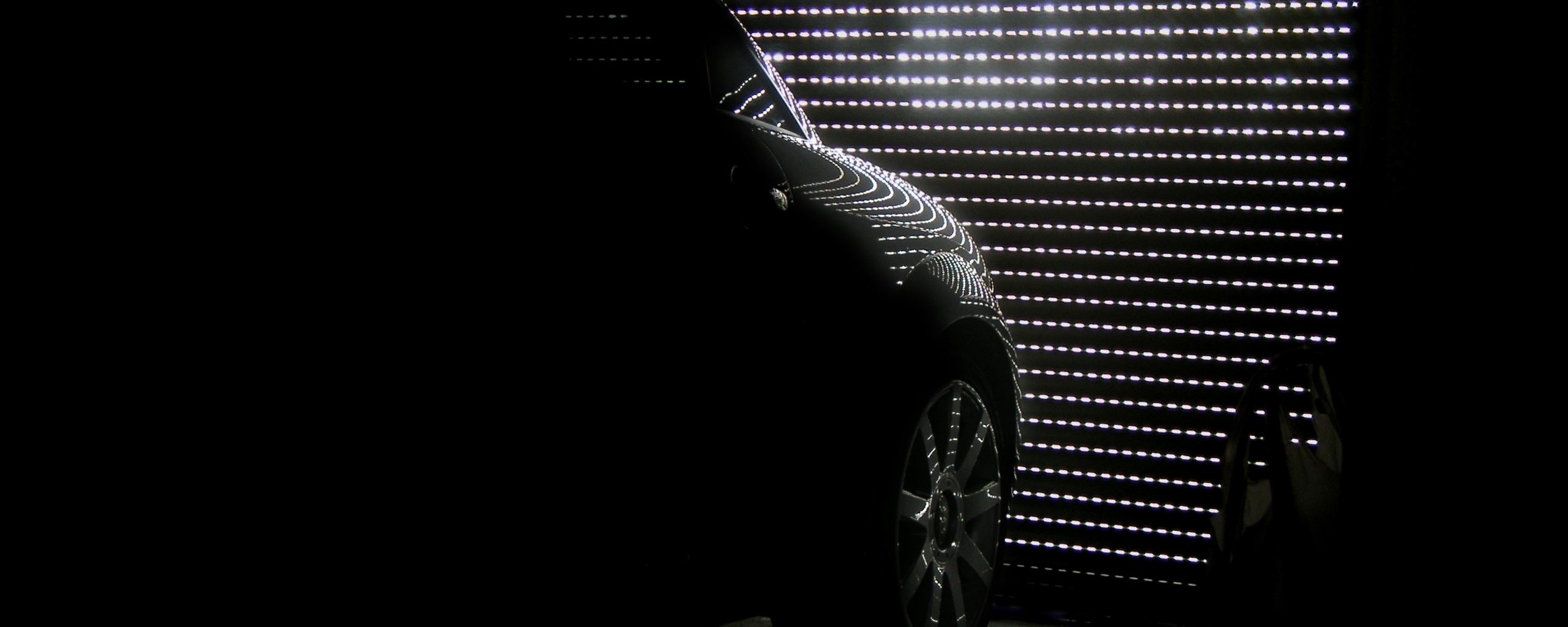 Машина в закрытом гараже обои