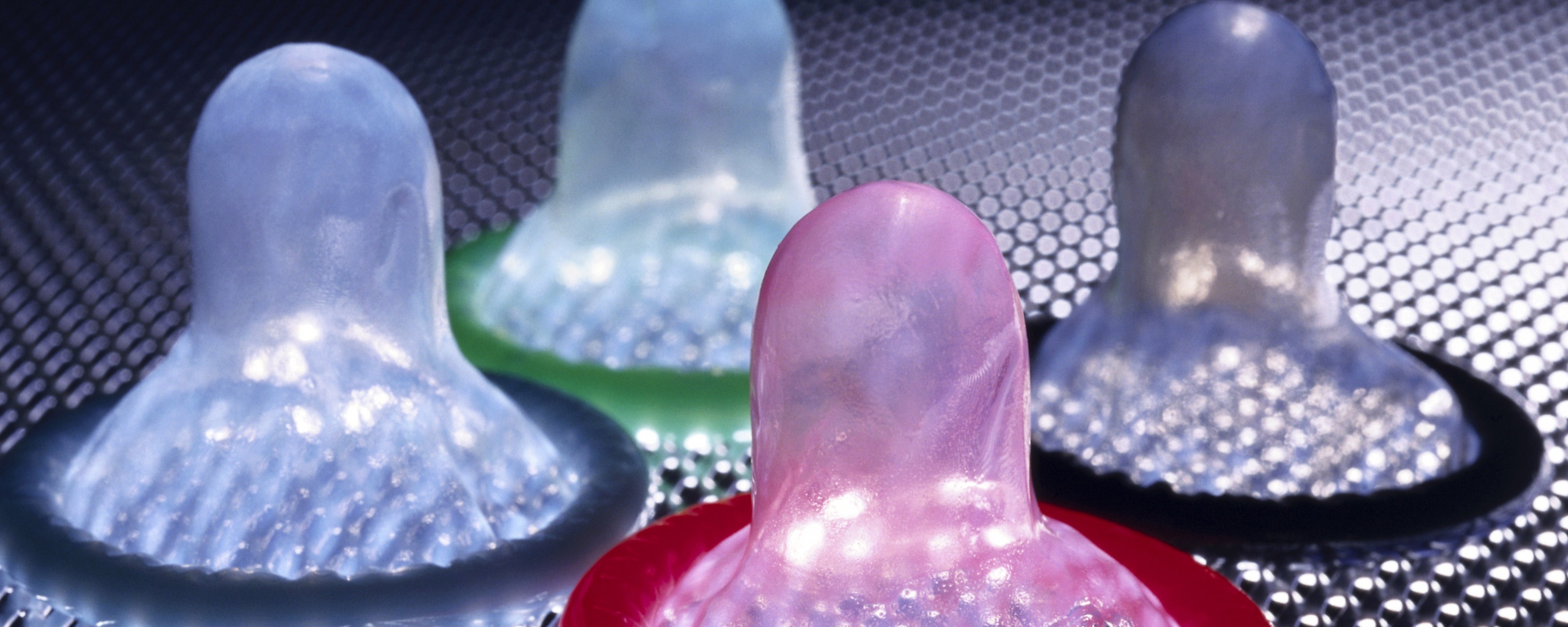 Разноцветные презервативы обои