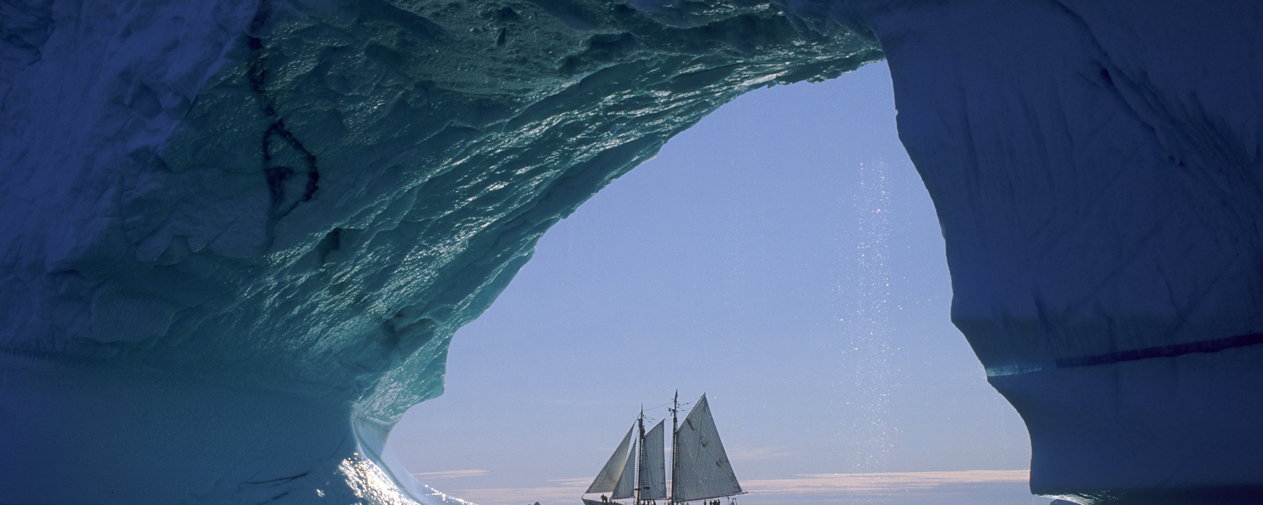 Парусник под ледяной аркой обои
