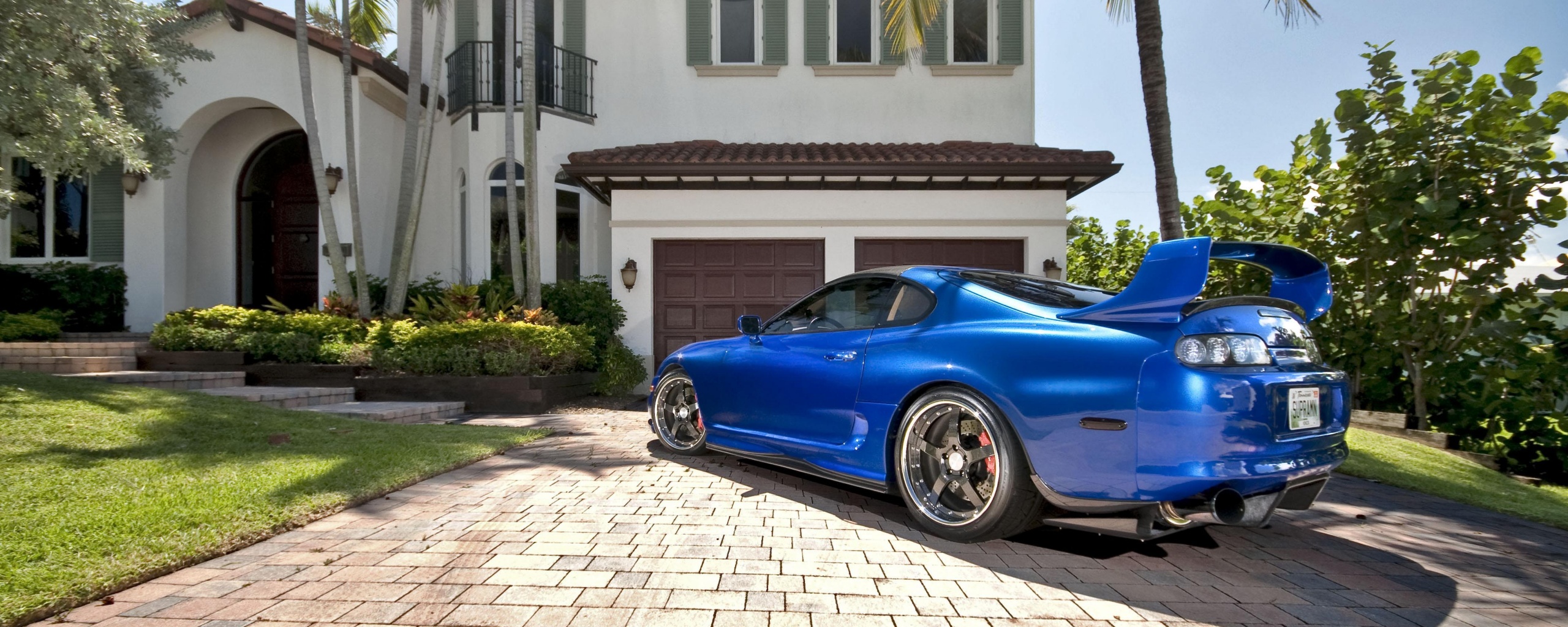 Синее авто у коттеджа обои