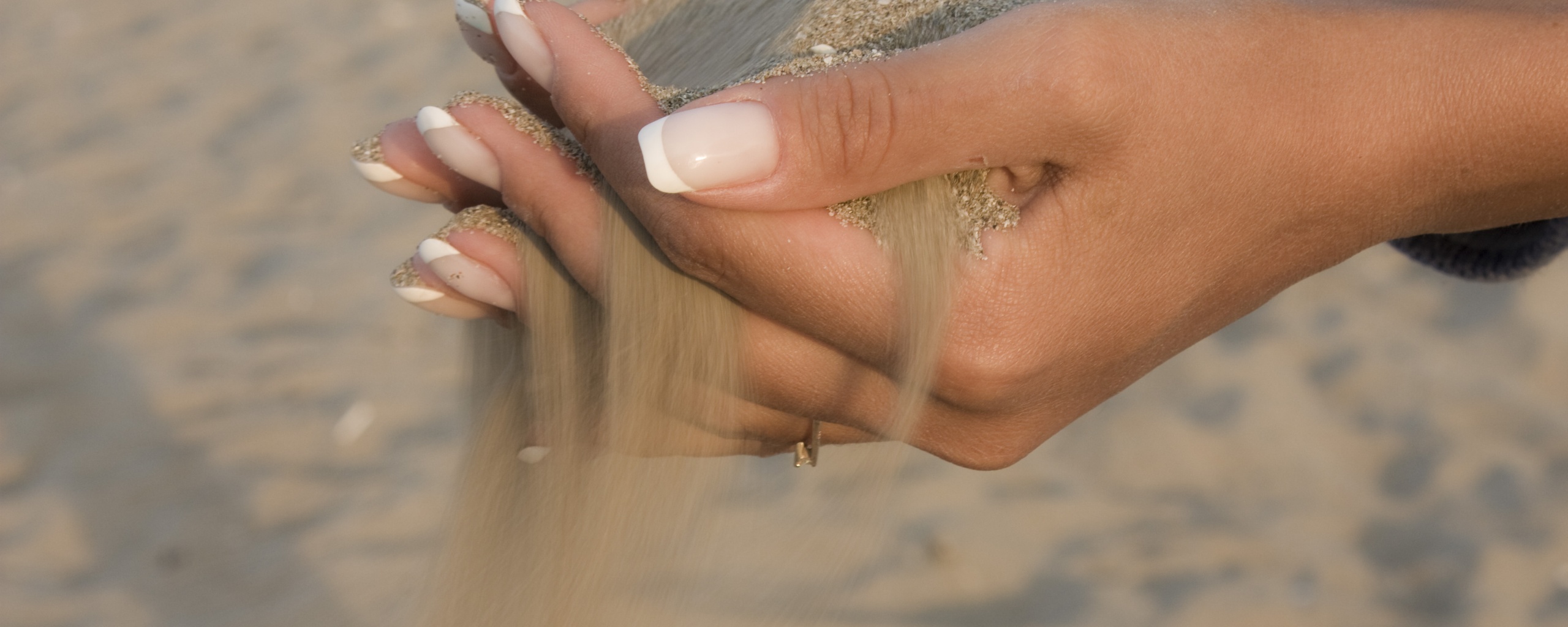 Песок сквозь пальцы обои