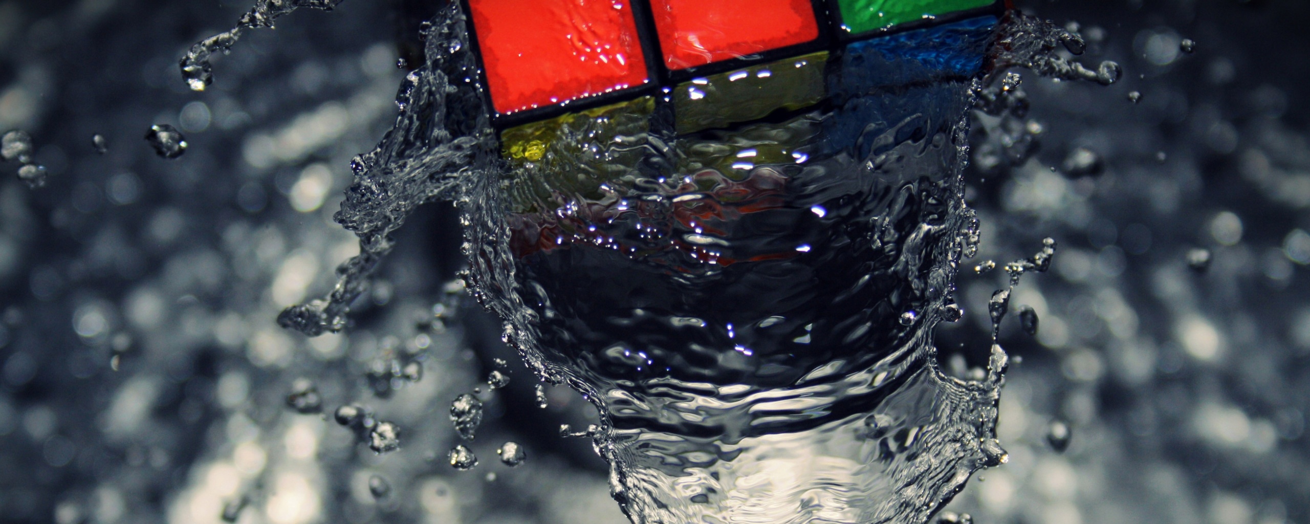 Кубик рубика в воде обои