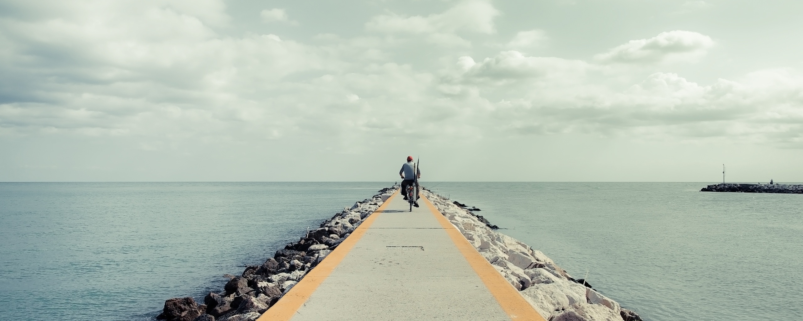 Велосепидист на волнорезе обои