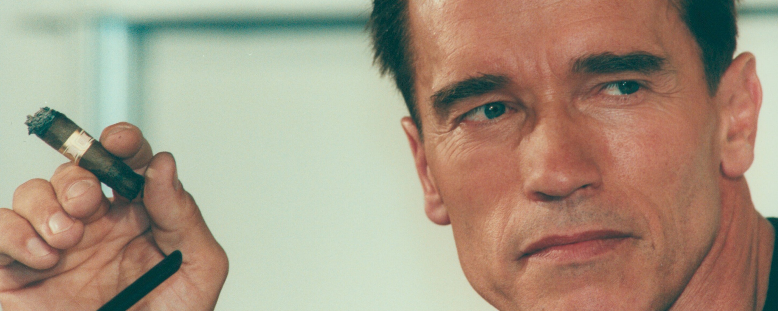 Арнольд Шварцнеггер с сигарой обои