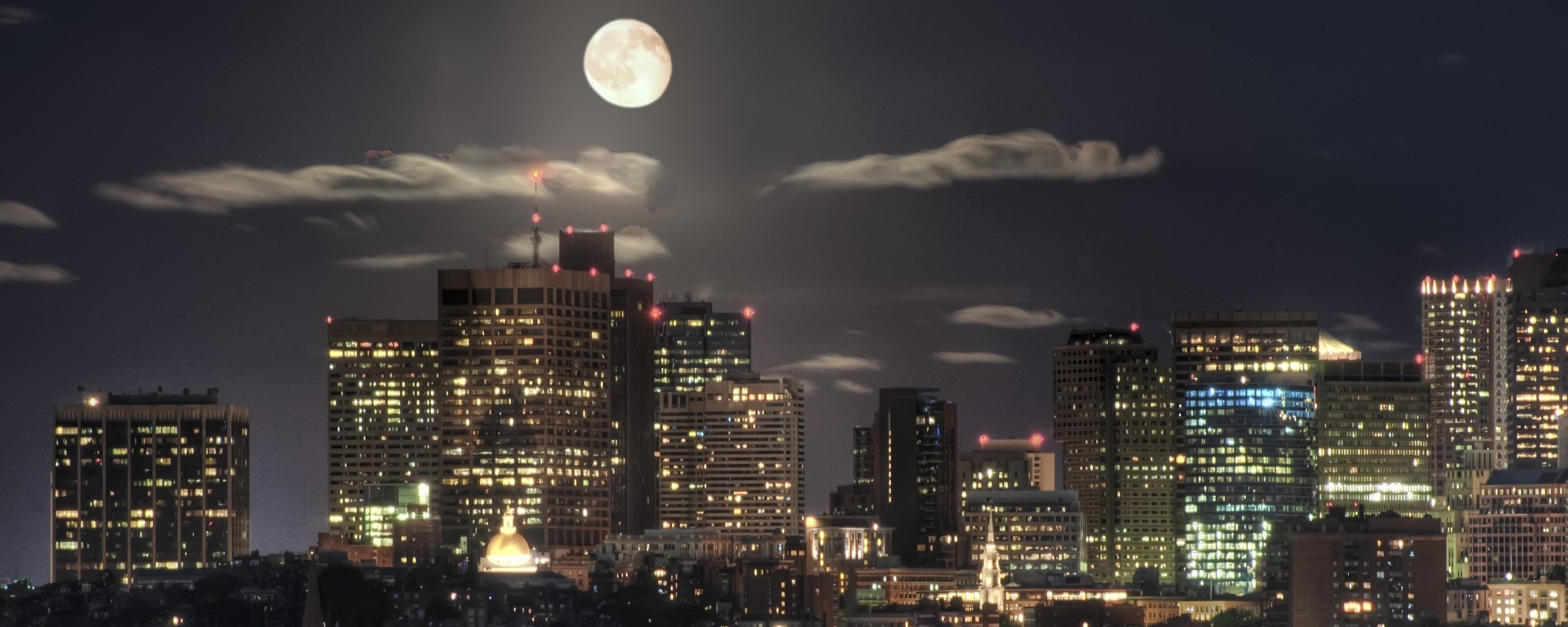 Луна над мегаполисом обои