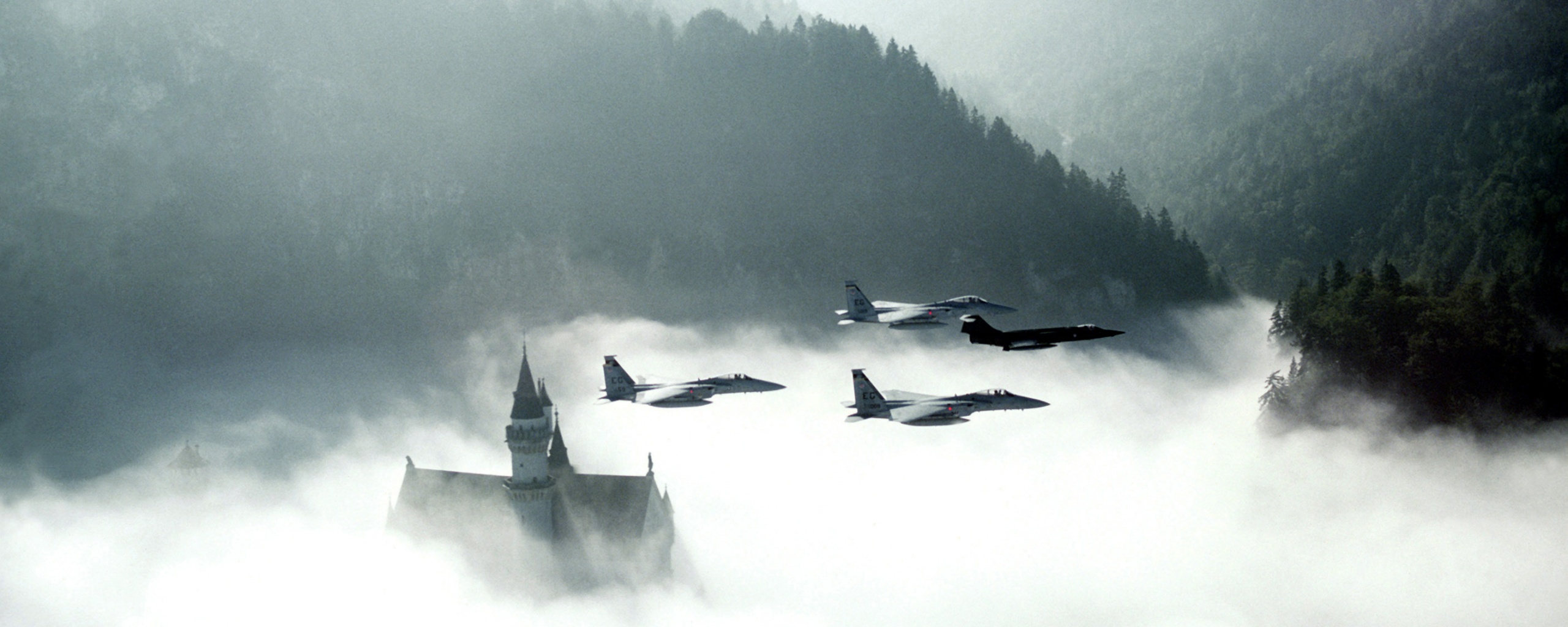 Истребители над замком обои