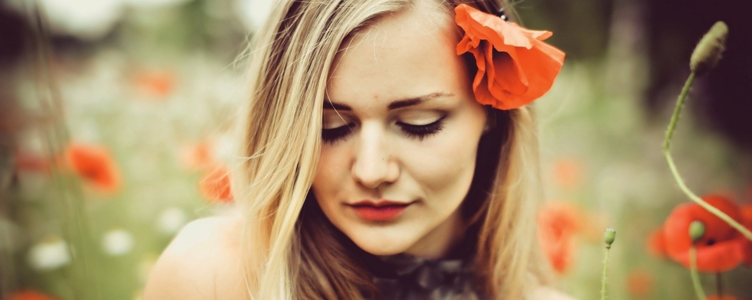 Блондинка в маках обои