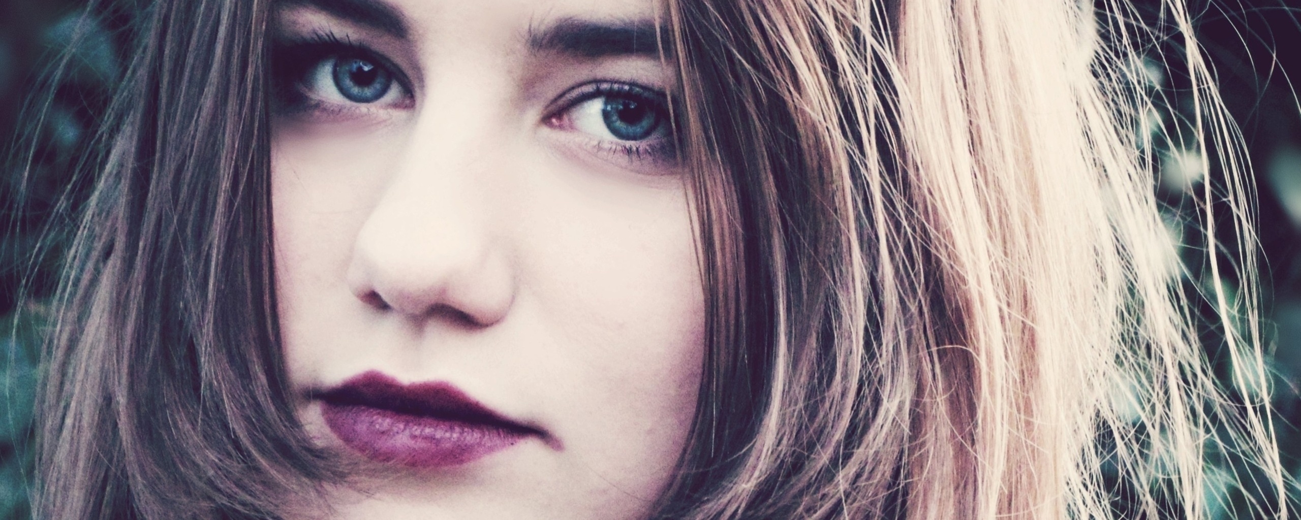 Взгляд голубоглазой девушки обои