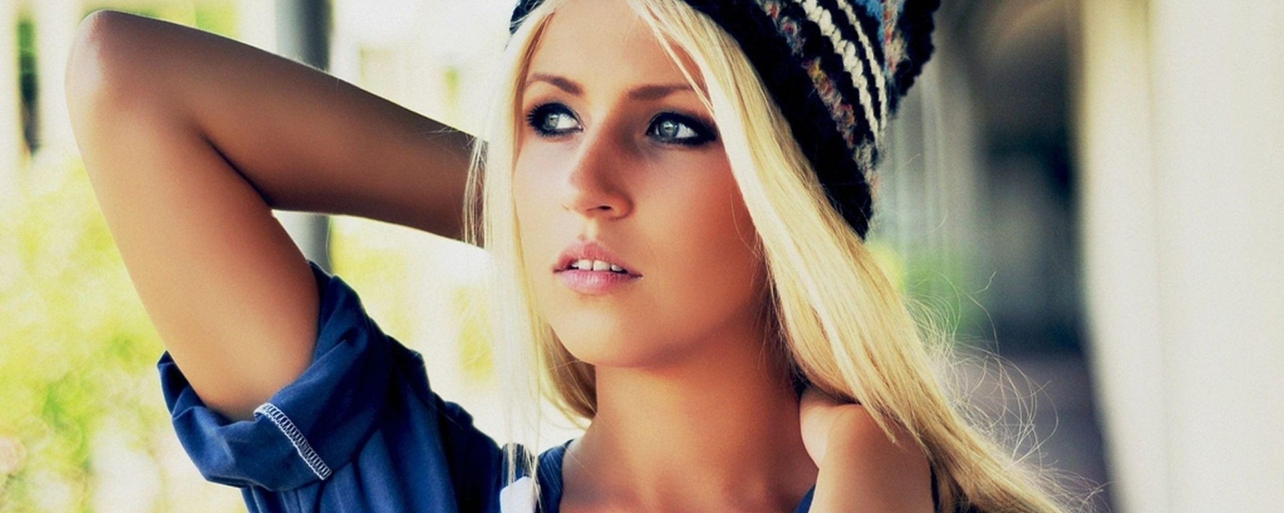 Блондинка в вязанной шапке обои