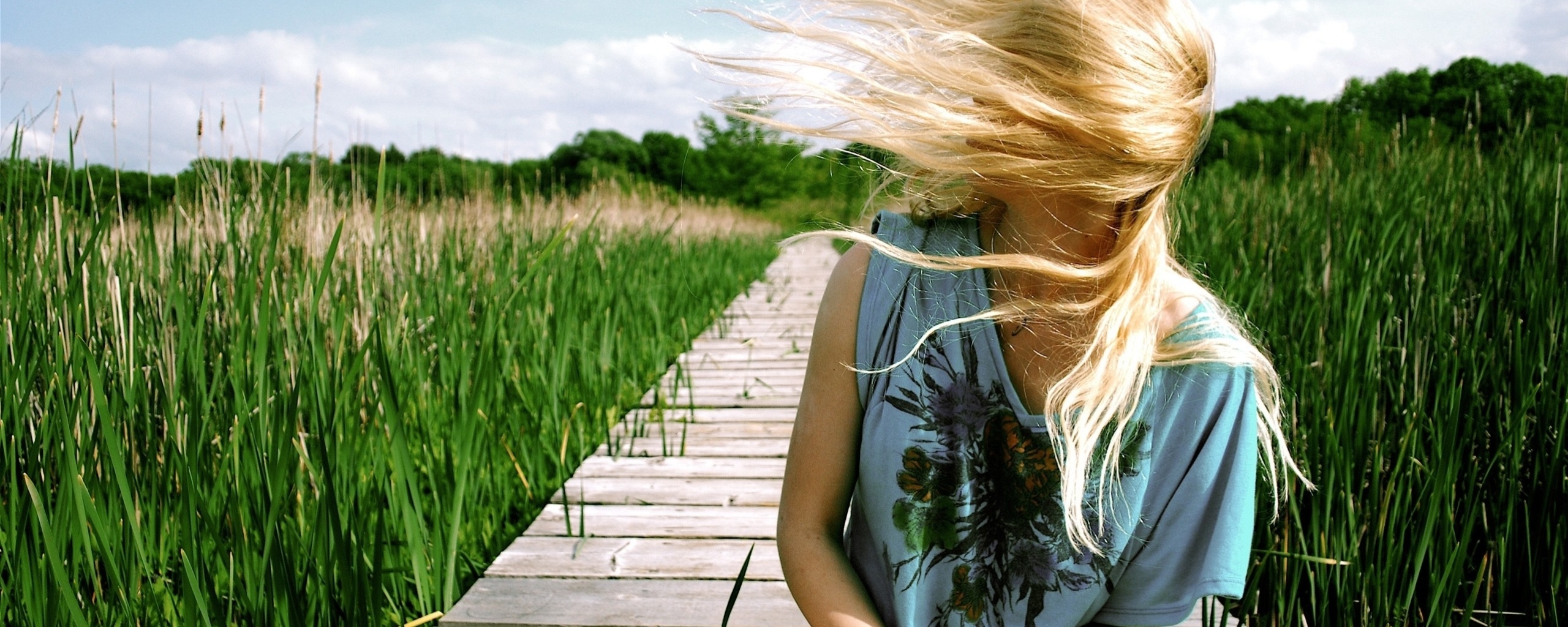Девушка и ветер обои