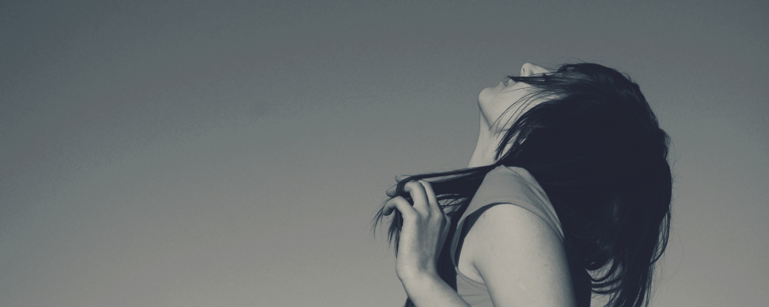 Взгляд брюнетки в небо обои