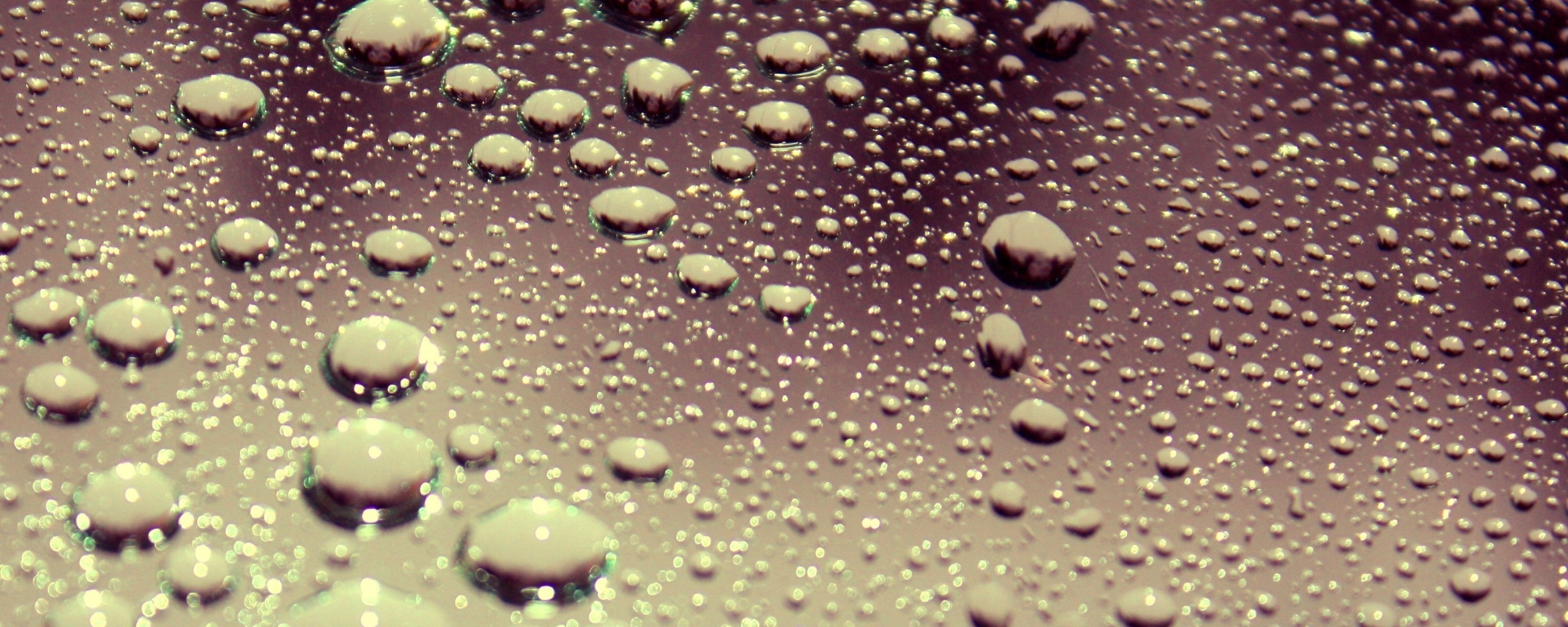 Капли воды на поверхности стекла обои