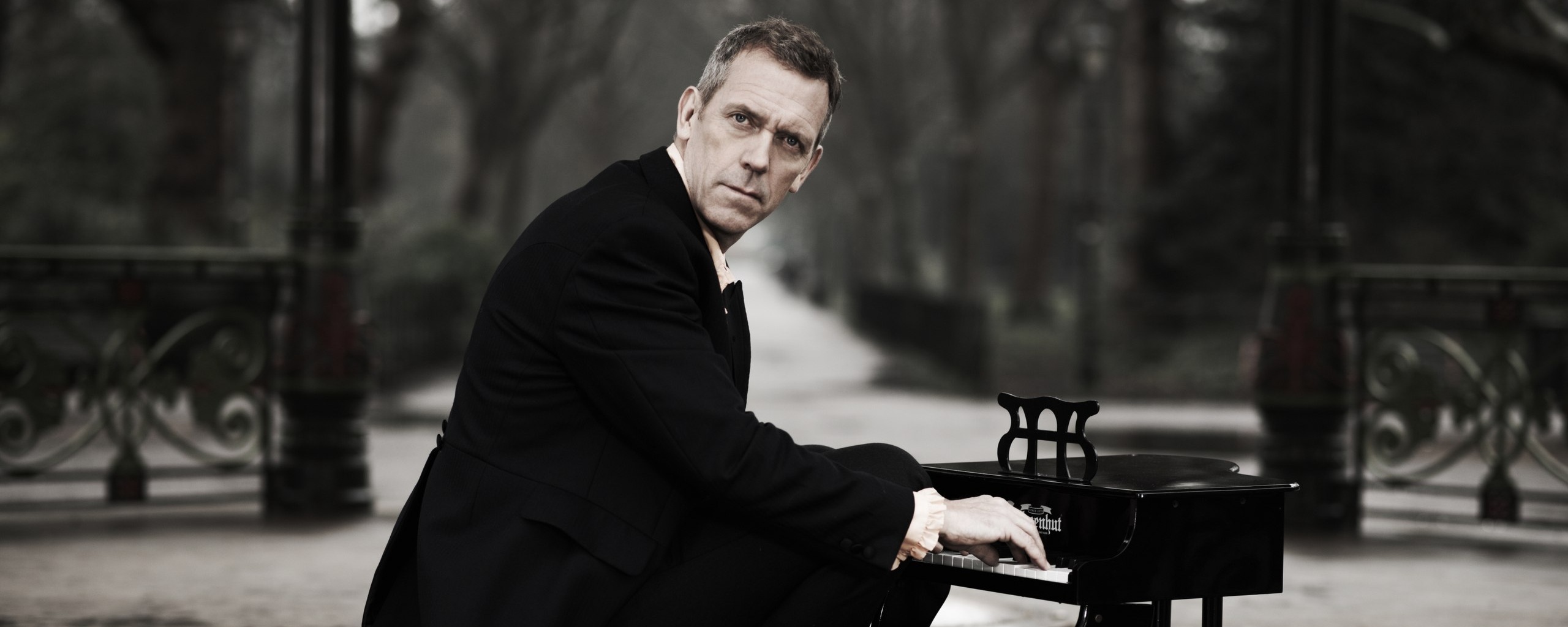 Хью Лори за маленьким роялем обои