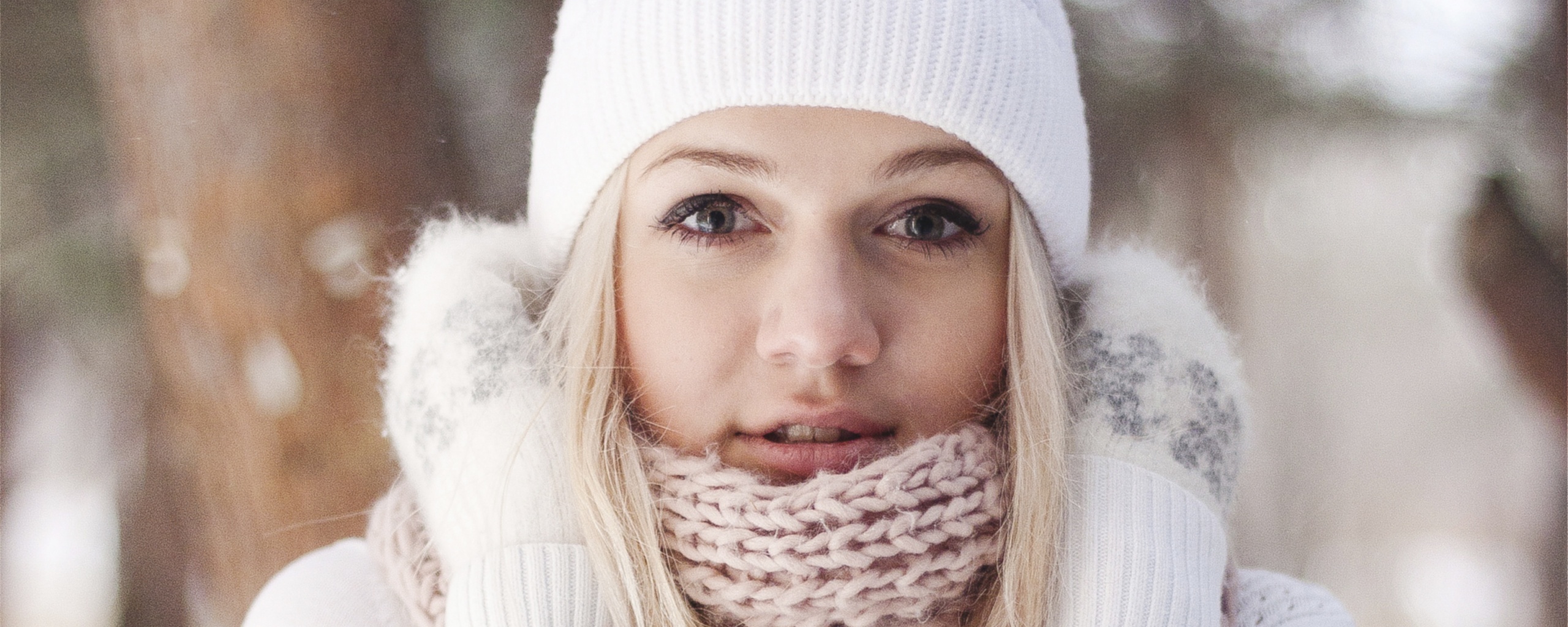 Девушка в белом в снежном лесу обои