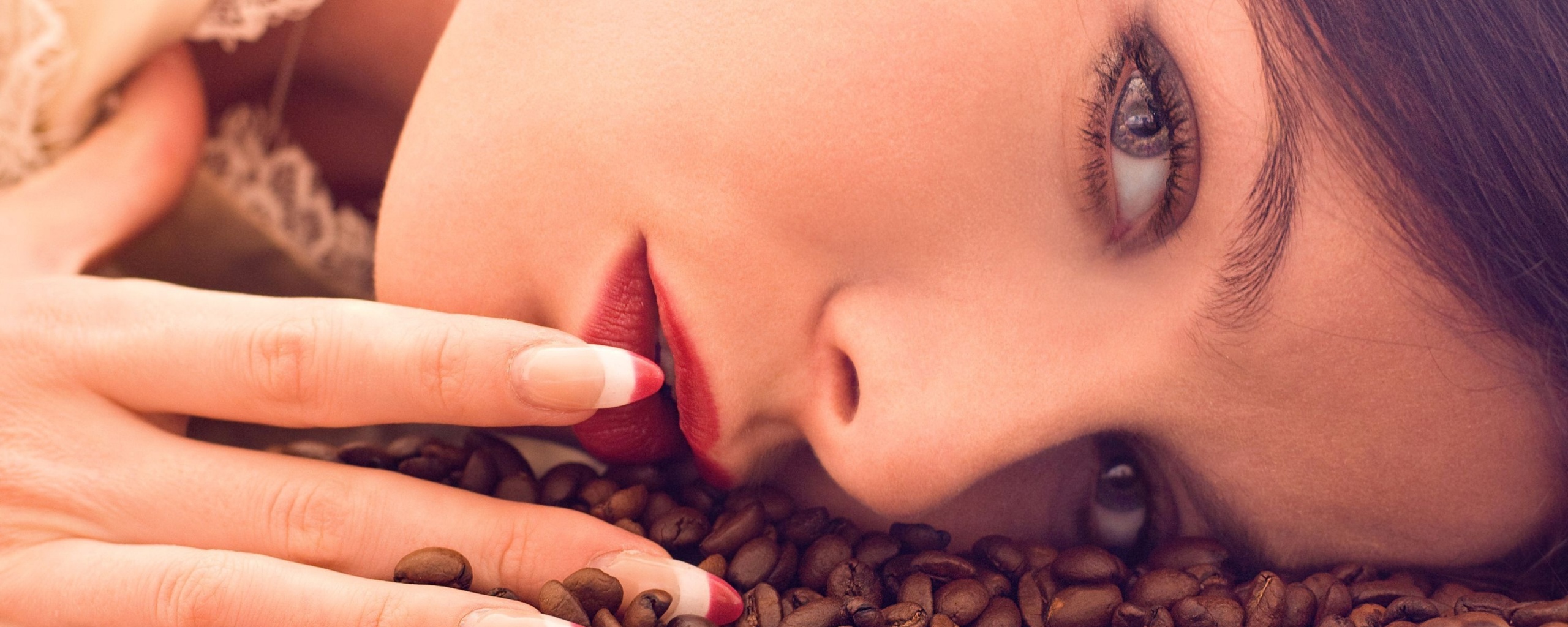 Соблазнительная девушка с кофейными зернами обои