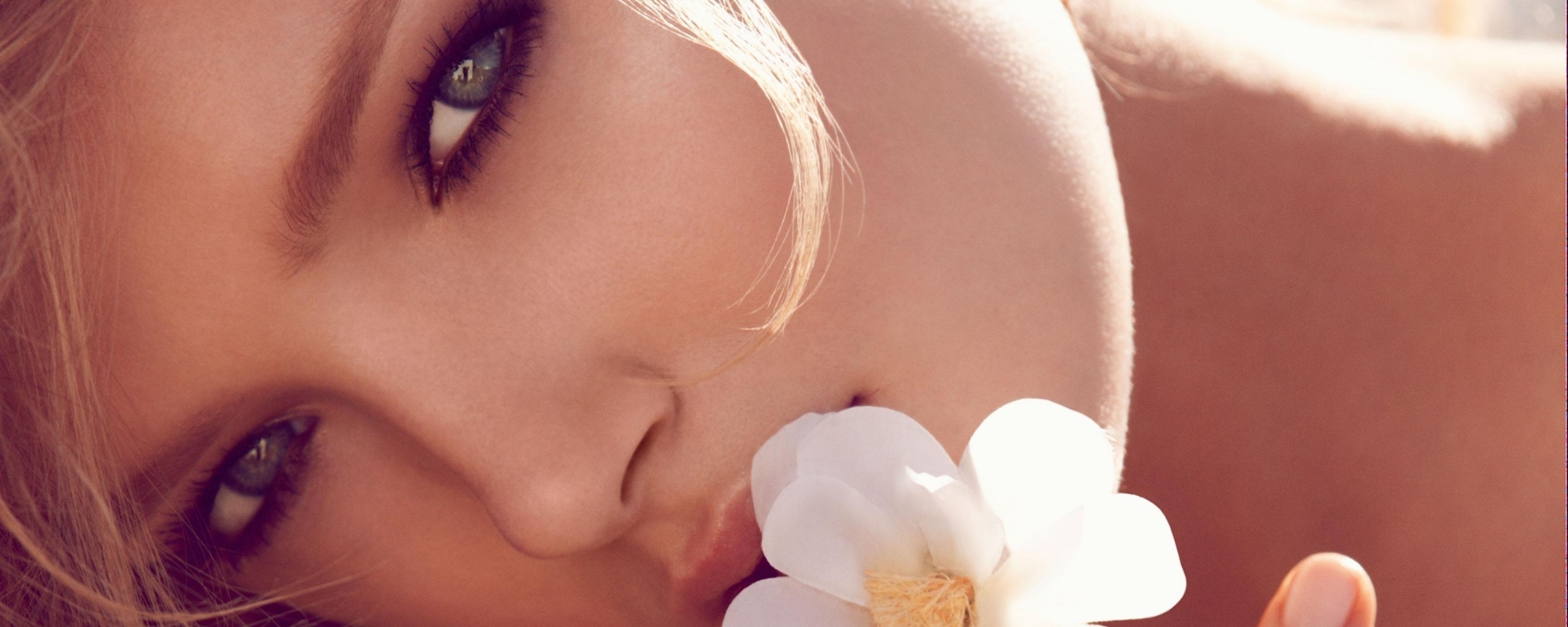 Красавица с белым цветком обои