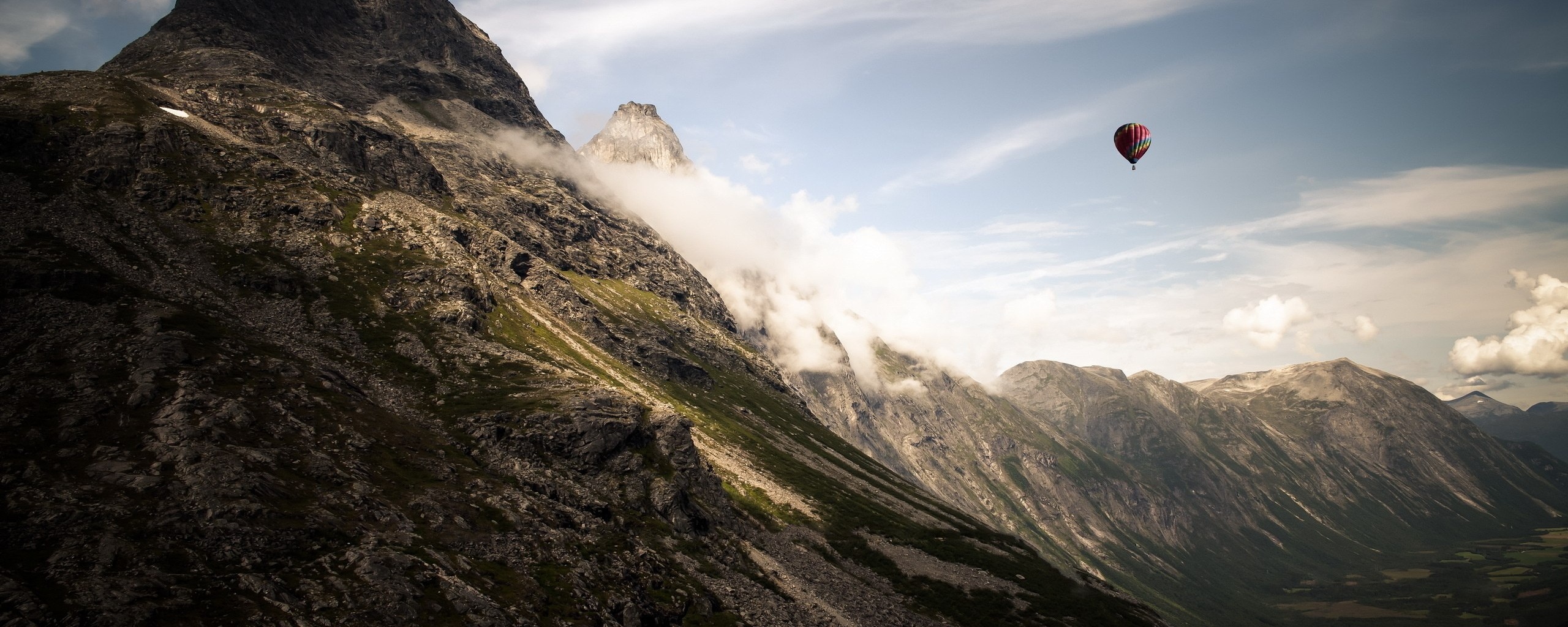 Воздушный шар в горах обои