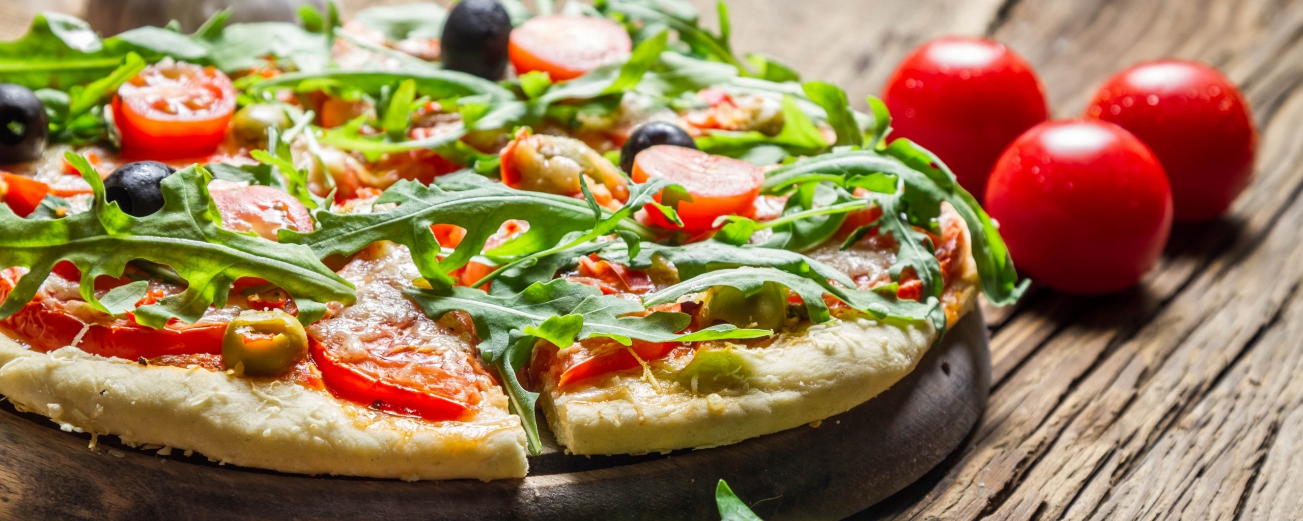 Свежая пицца с рукколой обои