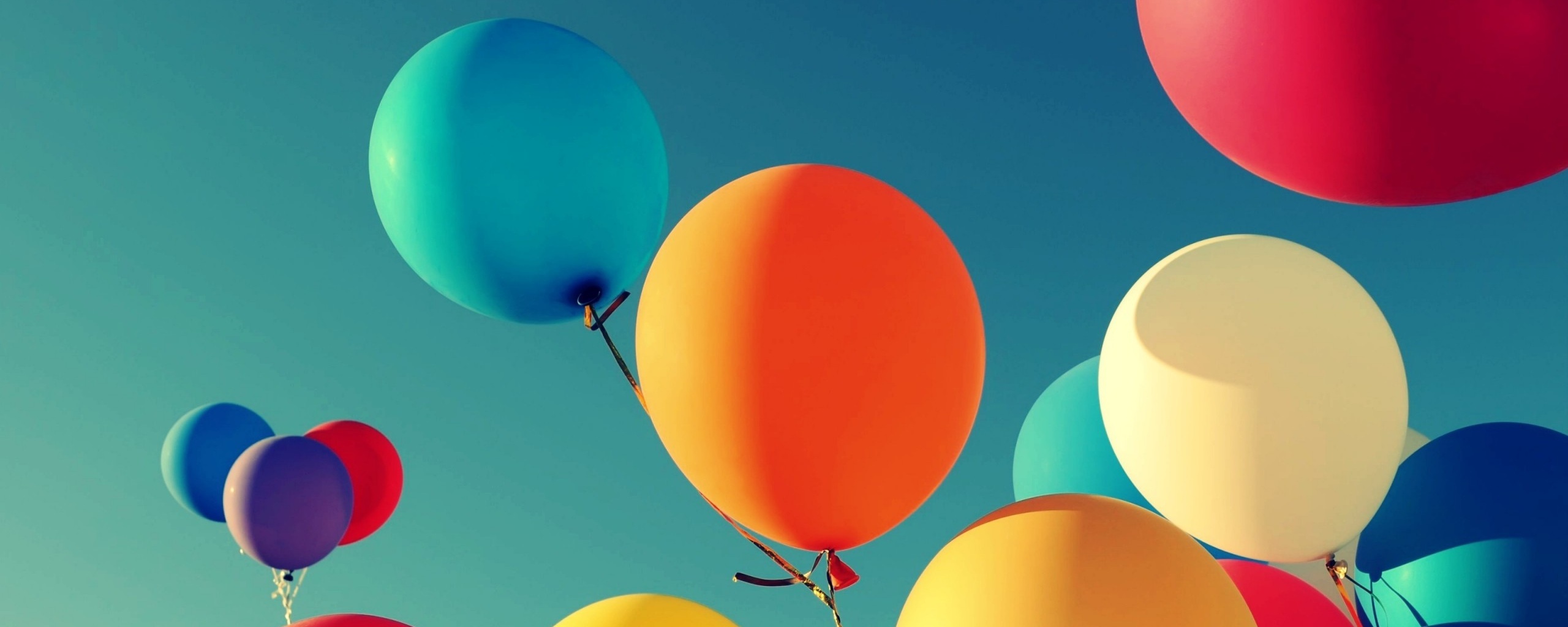 Разноцветные воздушные шарики обои