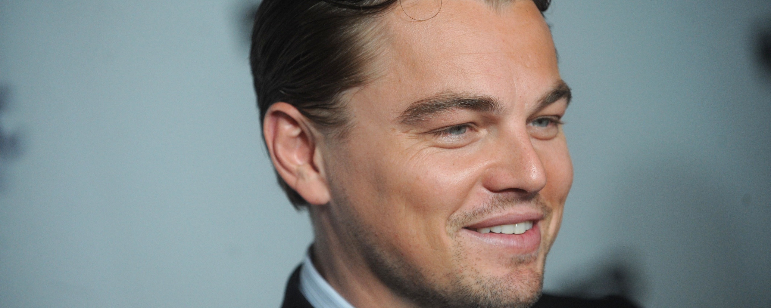 Леонардо Дикаприо в костюме обои