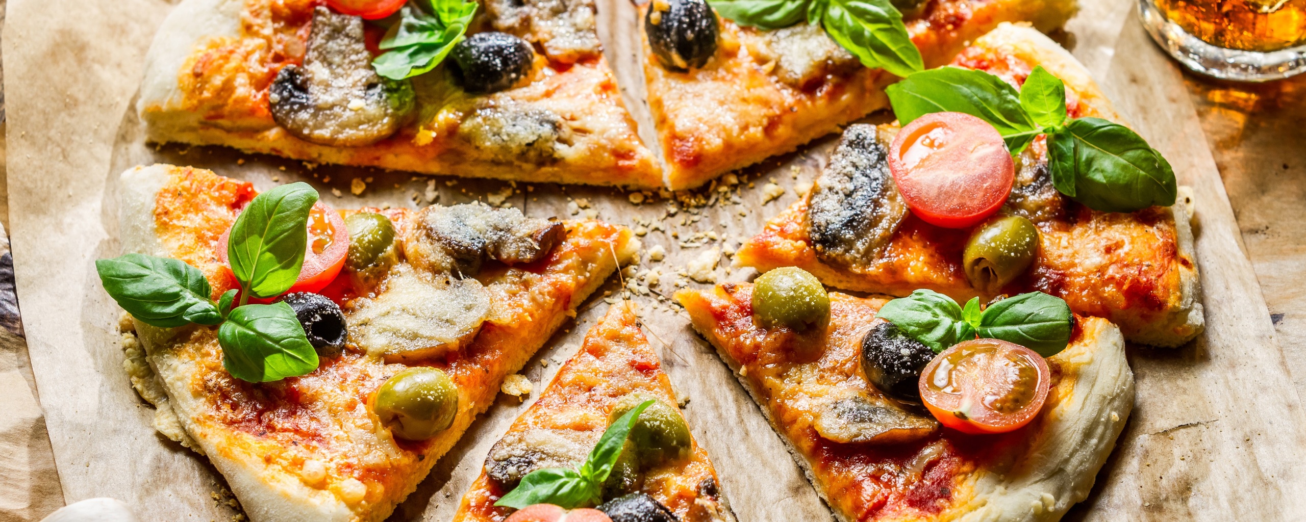 Сочная пицца с томатами и пармезаном обои