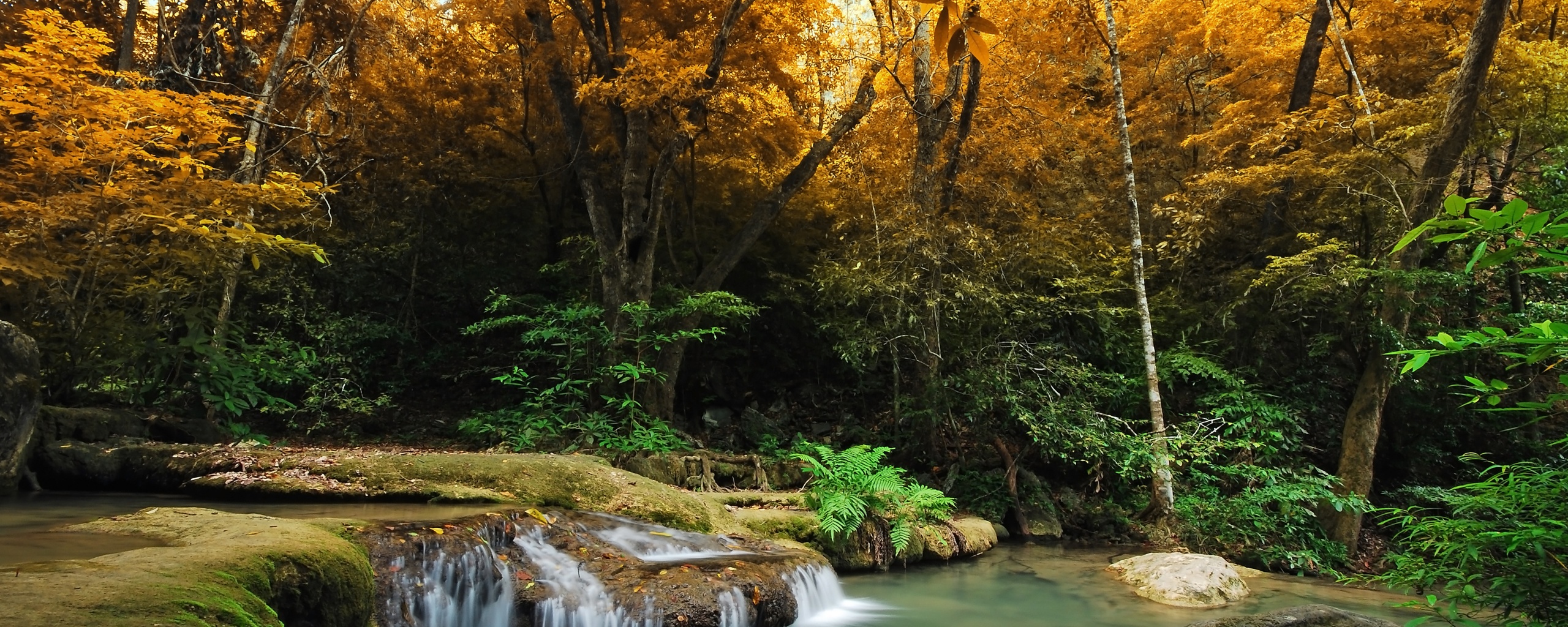 Водопадик в осеннем лесу обои