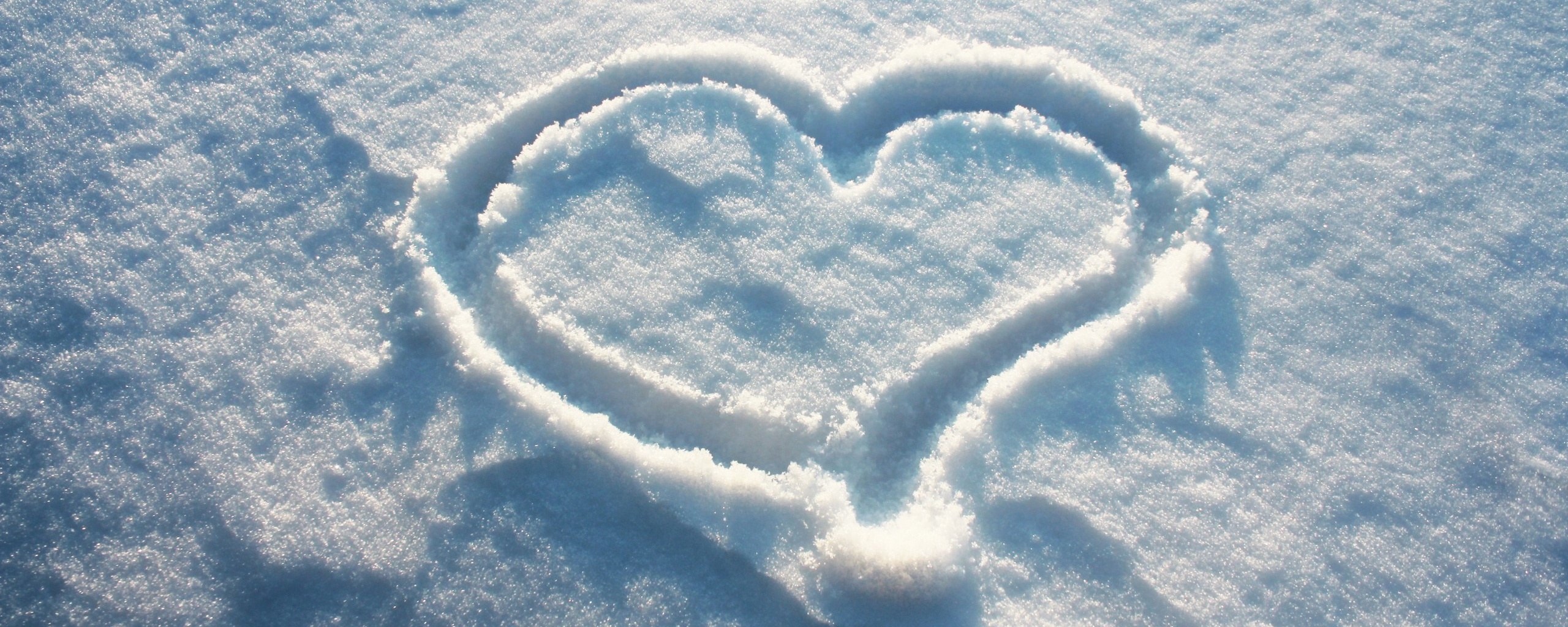 Сердечко на снегу обои
