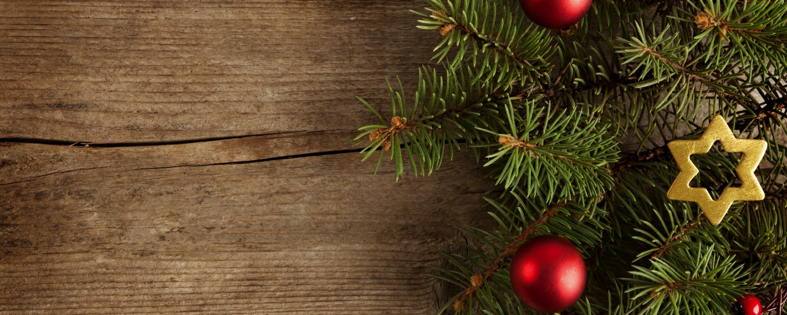 Новогодние игрушки на еловой ветке обои