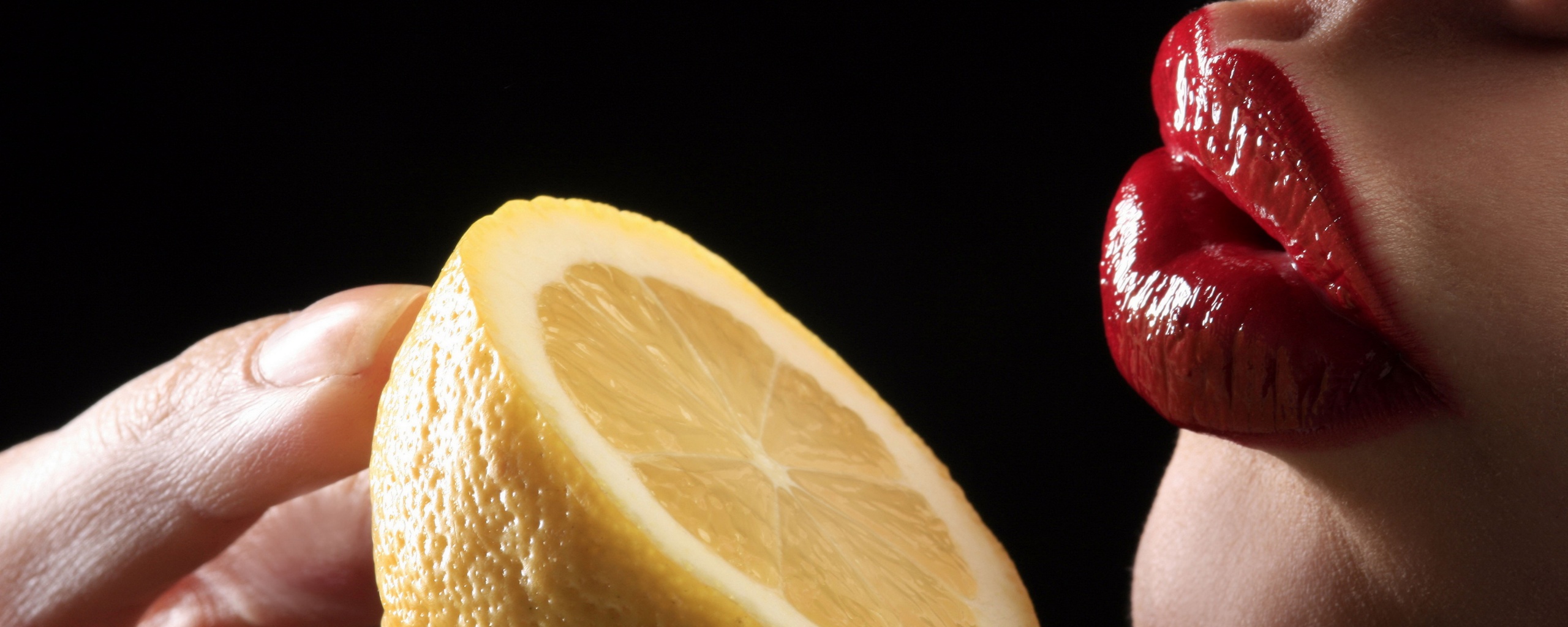 Лимон и губы обои