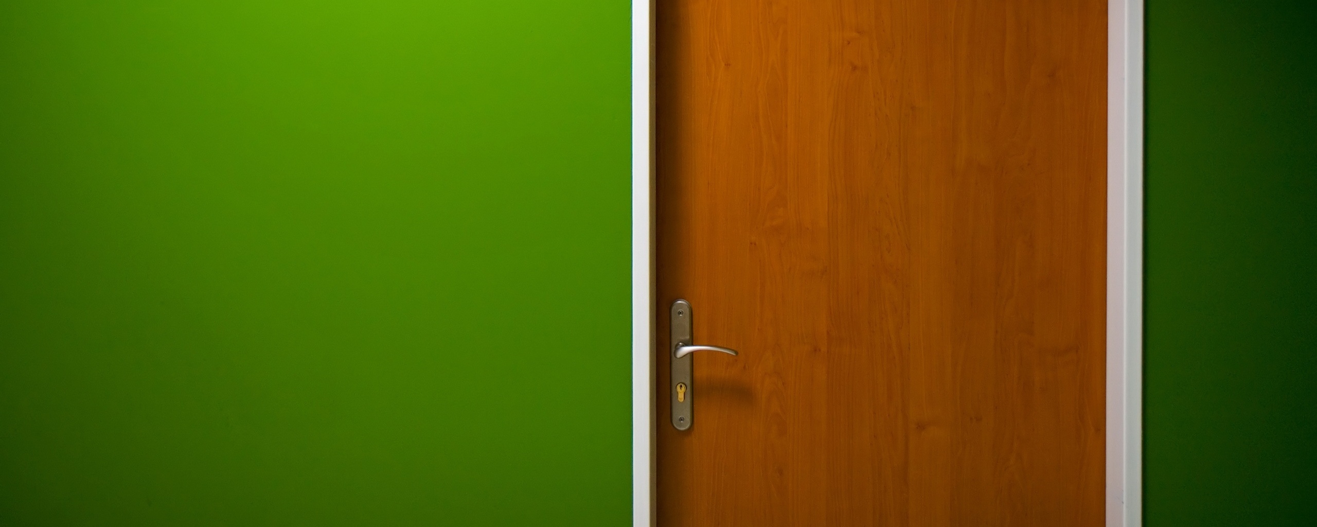 Дверь в стене обои