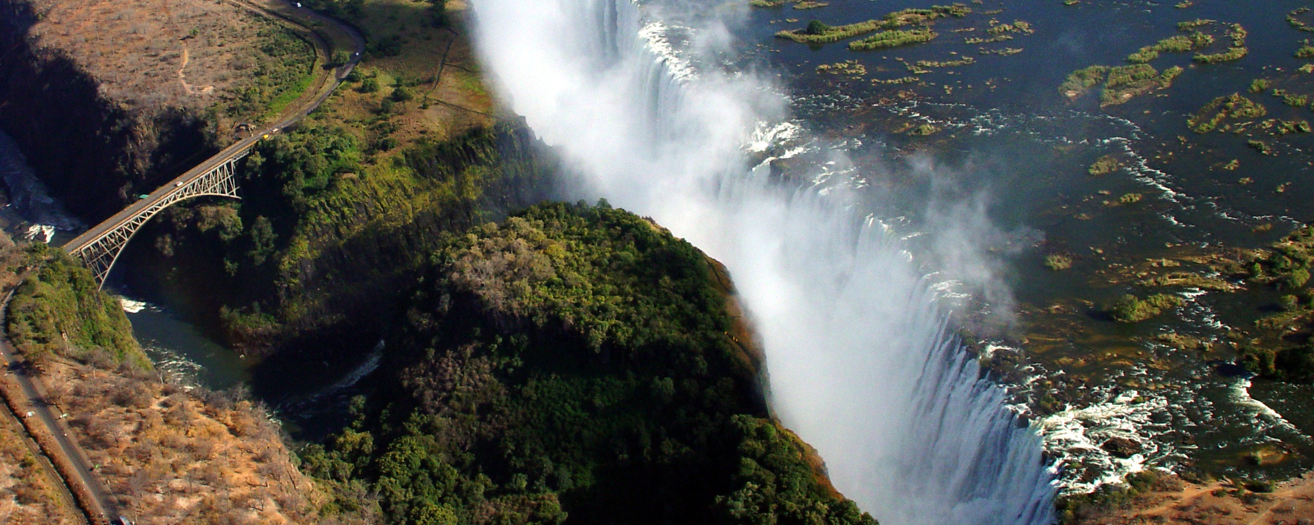 Живописный водопад обои
