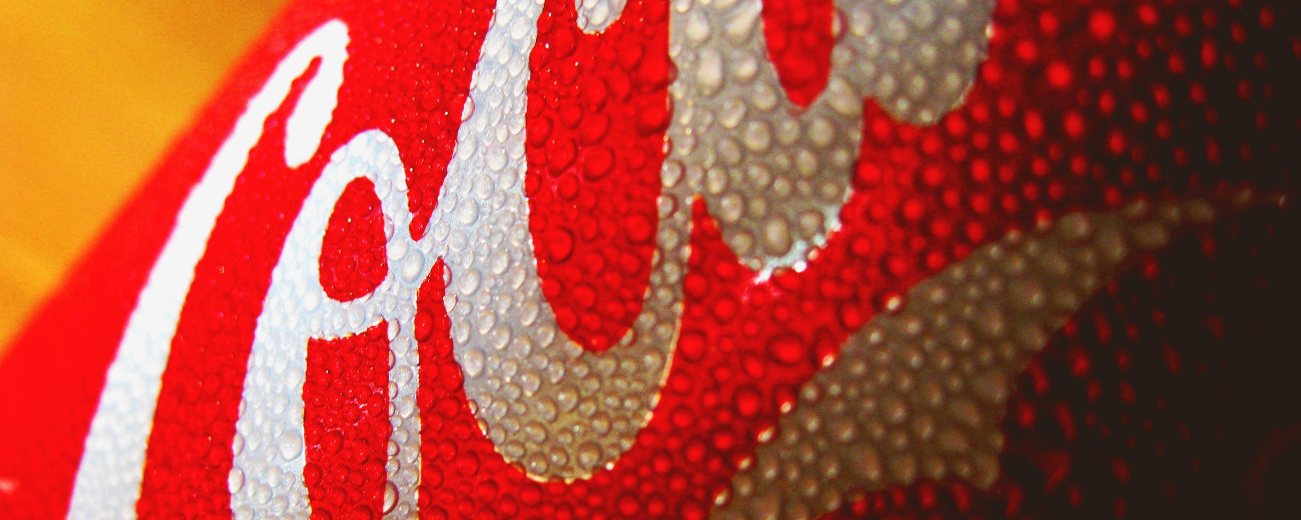 Запотевшая банка Кока-Колы обои