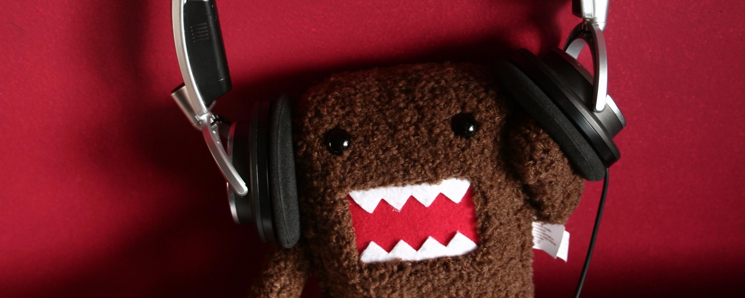 Демокун в наушниках обои