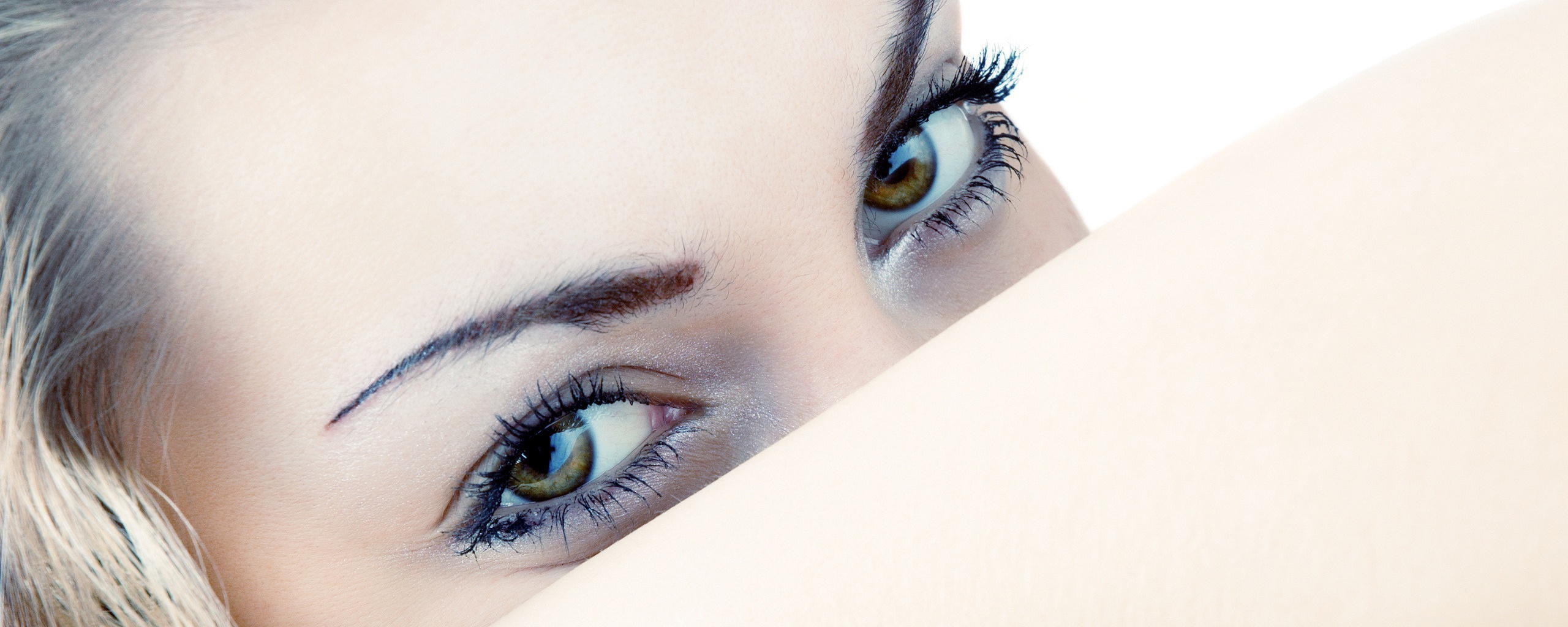 Девушка прикрыла лицо рукой обои