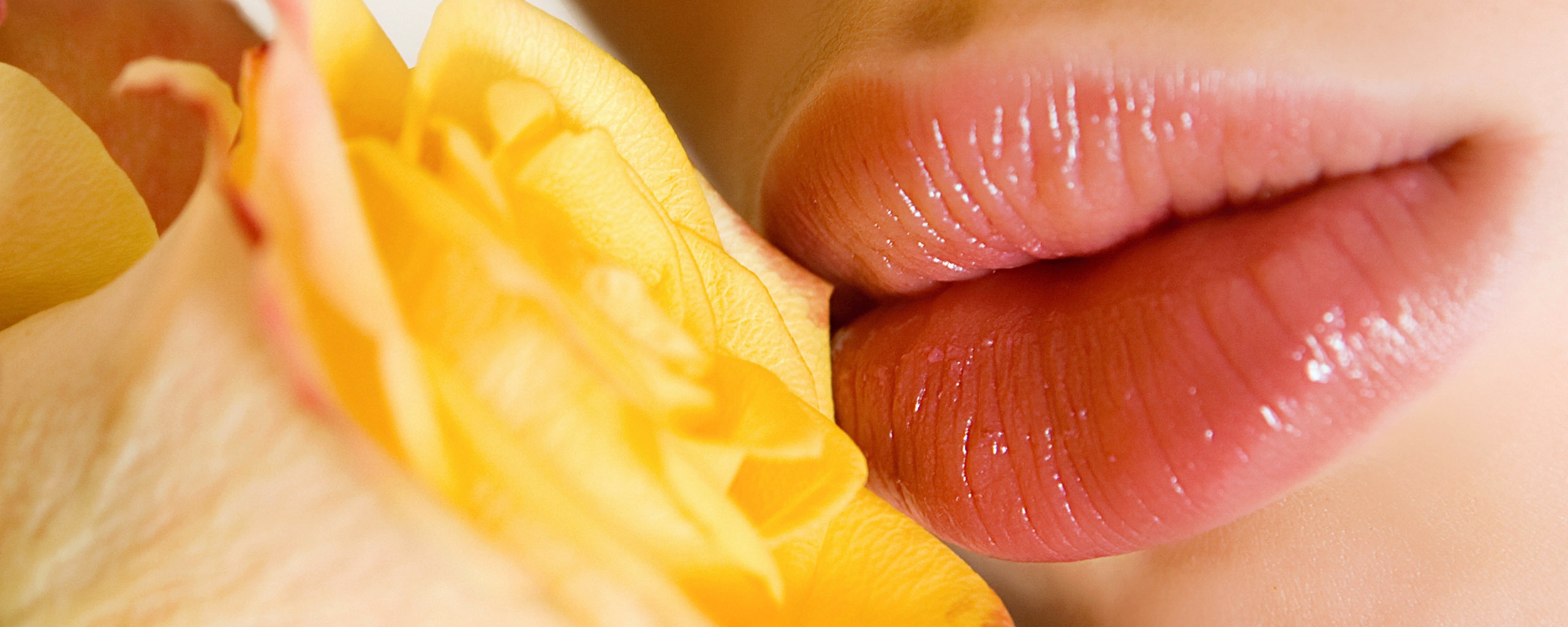 Губы девушки и роза обои