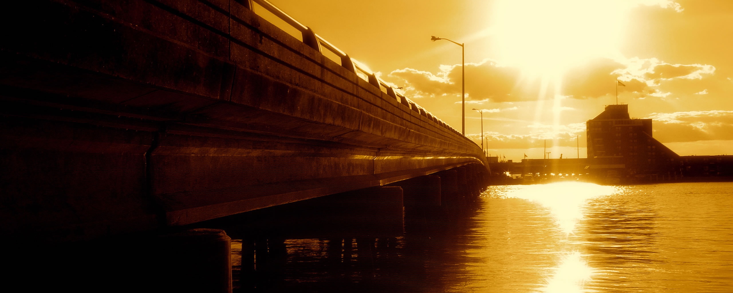 Залитый солнцем мост обои