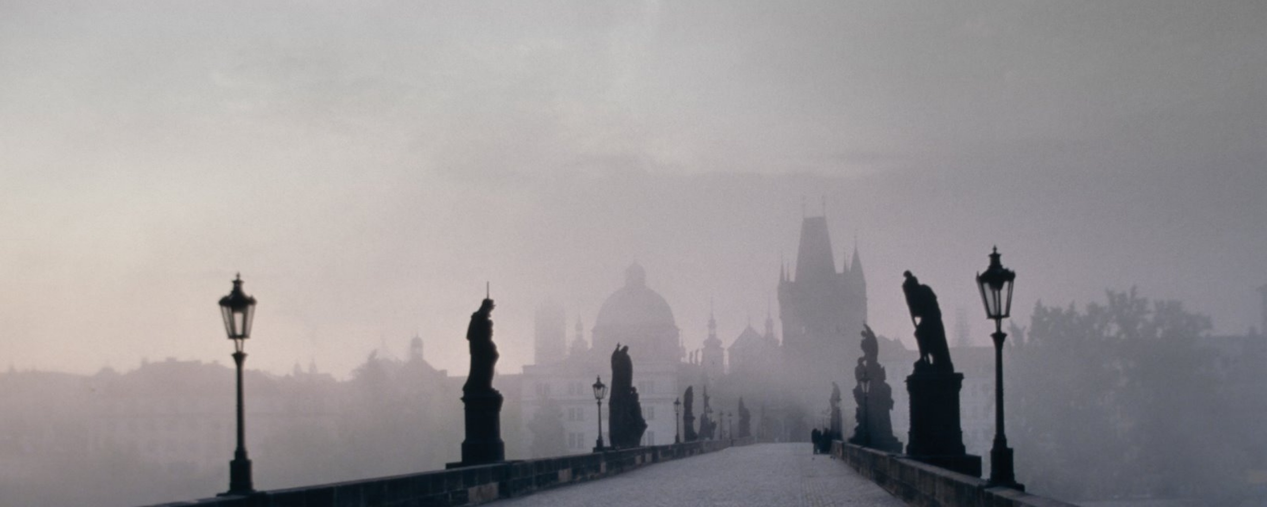 Мост с скульптурами обои