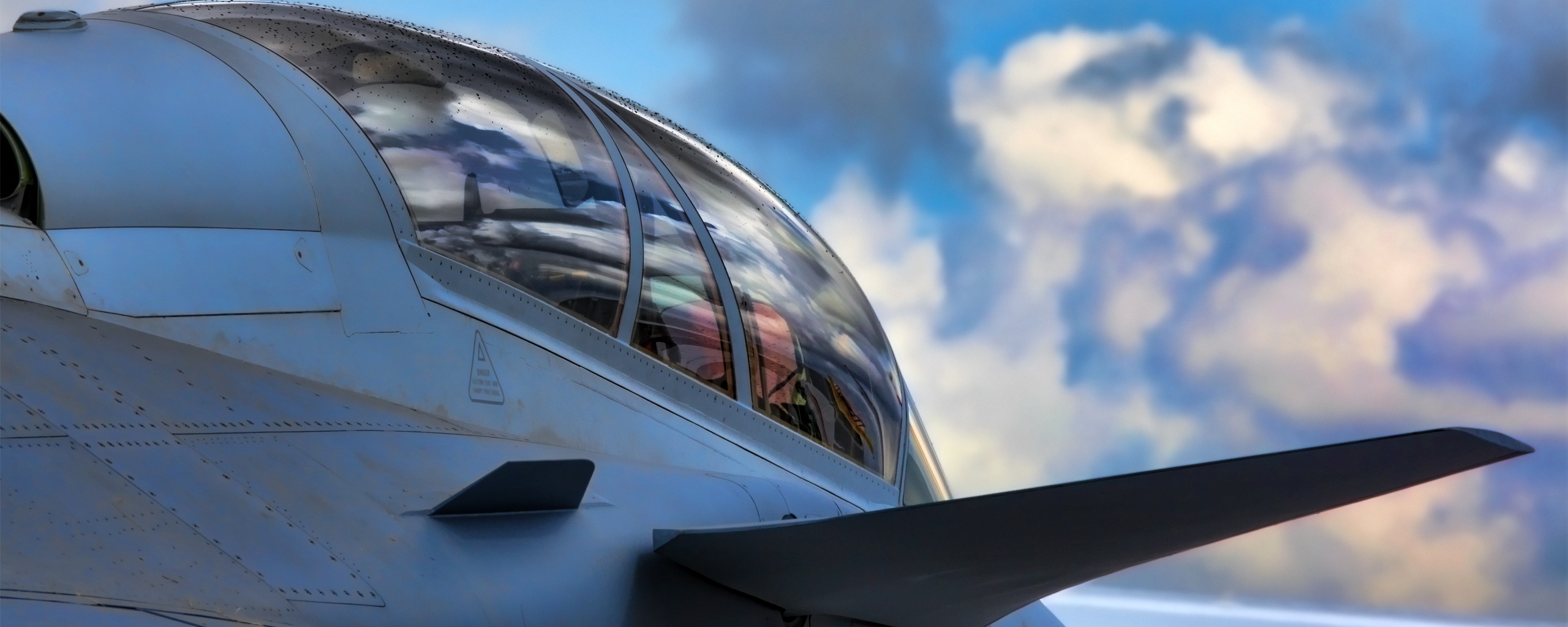 С крыла истребителя обои