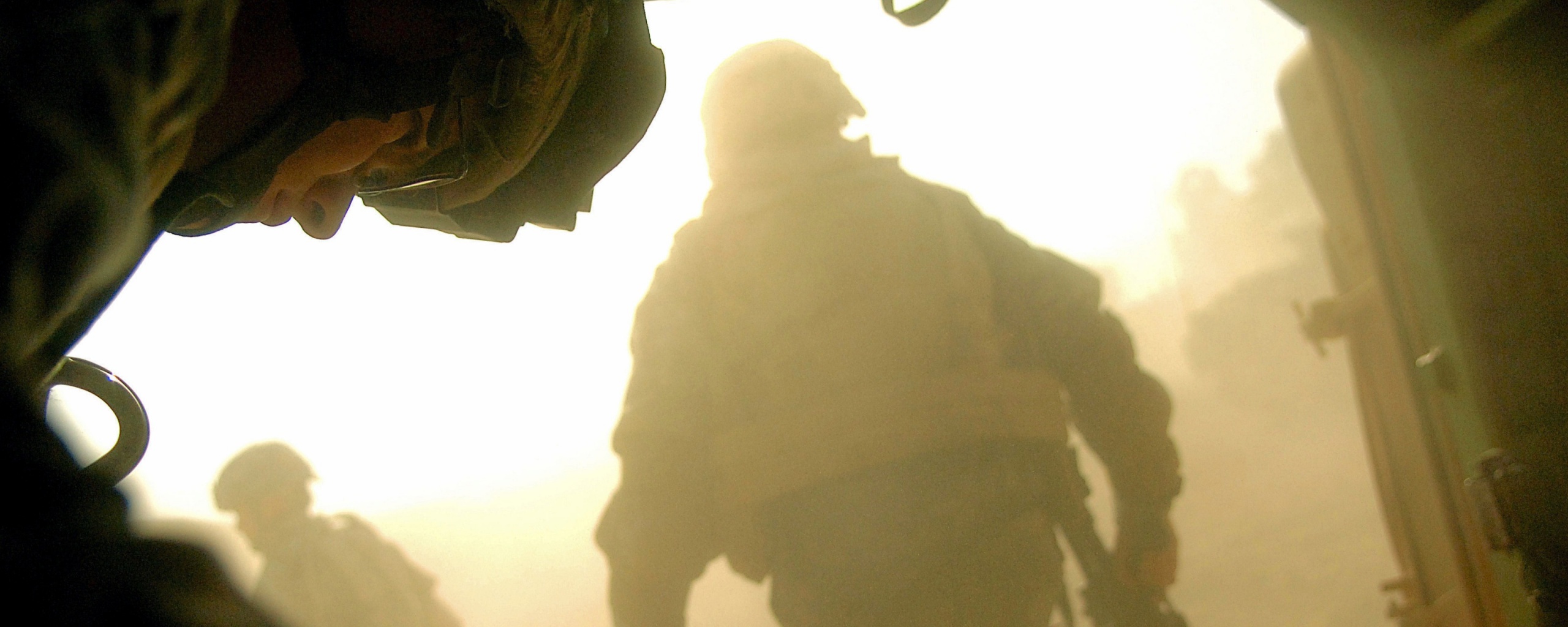 Солдаты выходят из броневика обои