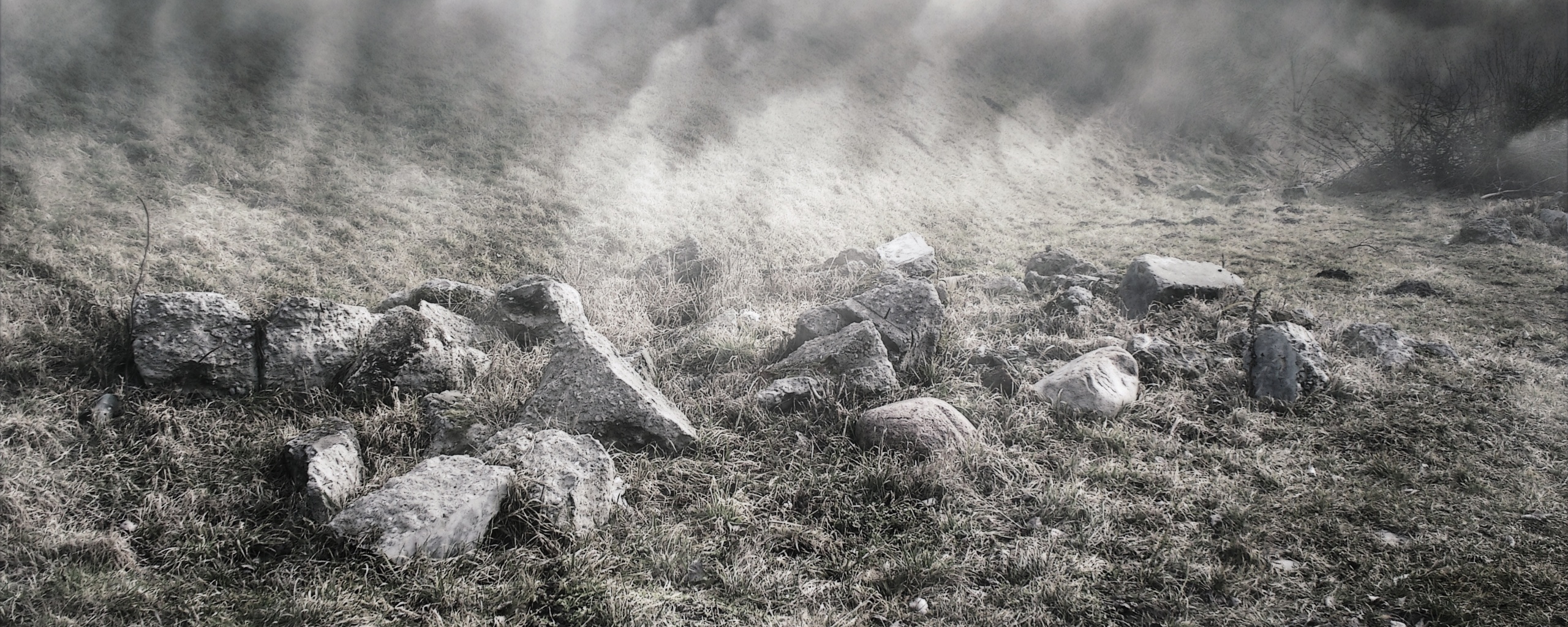 Камни под туманом обои