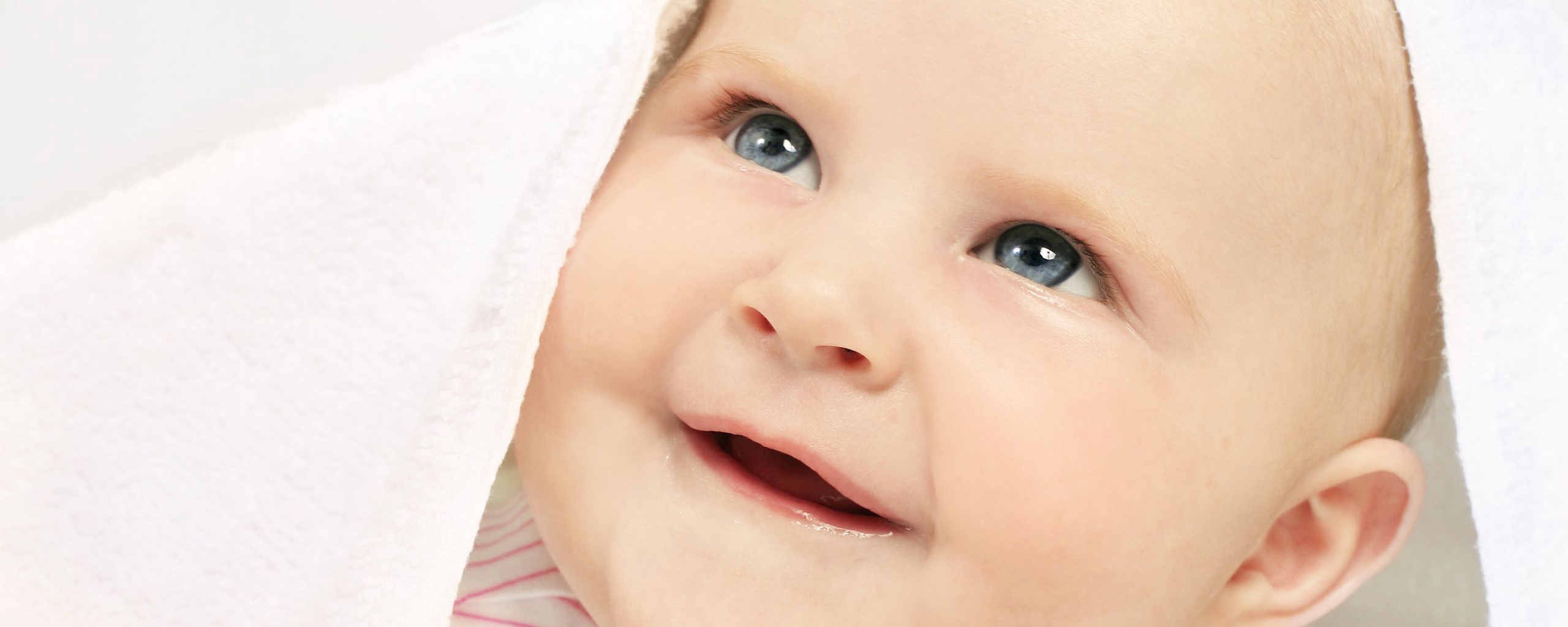 Малыш под полотенцем обои